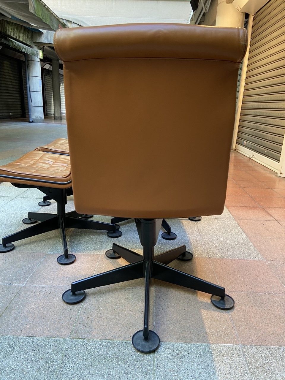 Conference armchair in fawn leather - 1980