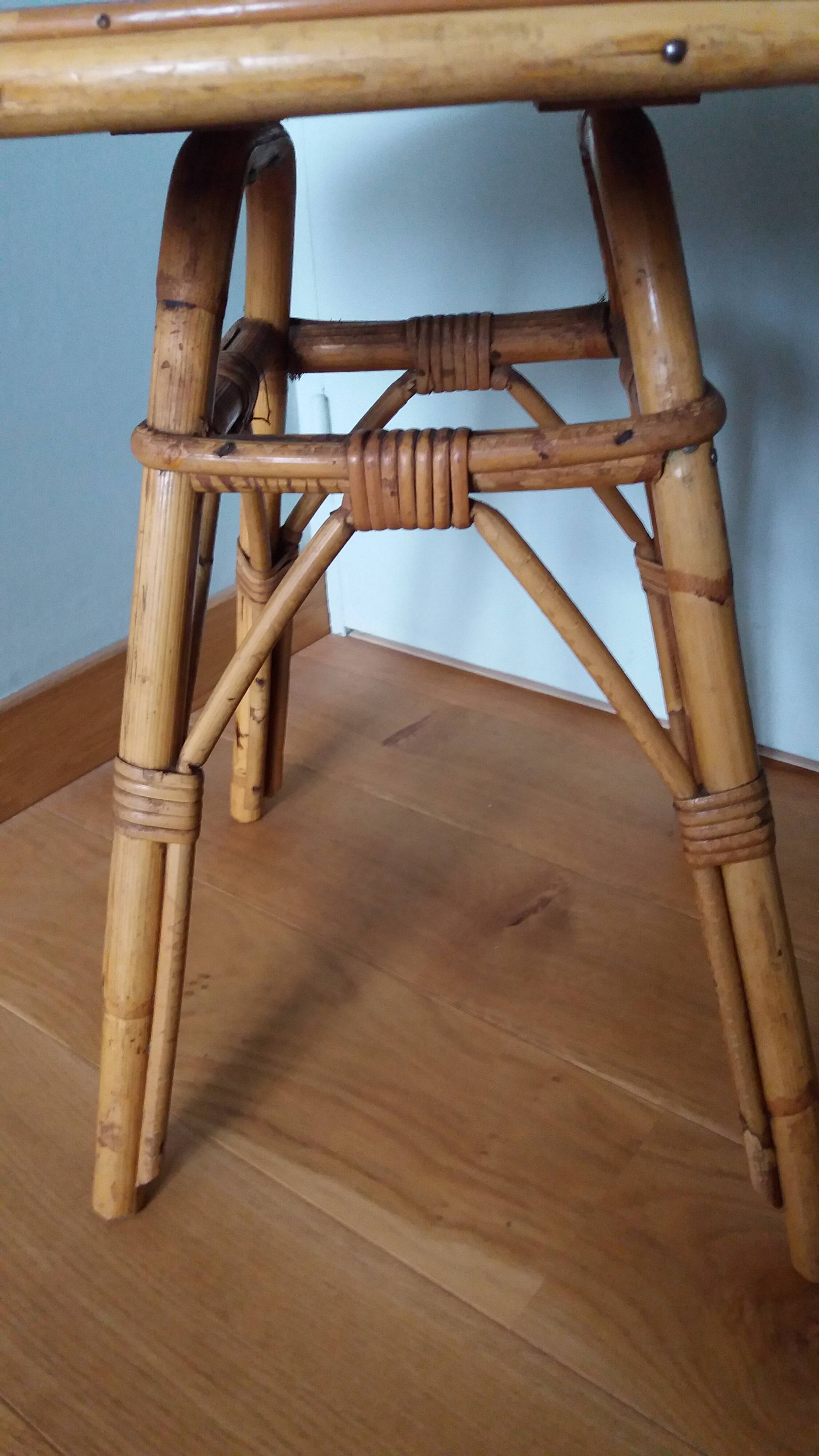 Round coffee table in wicker and bamboo