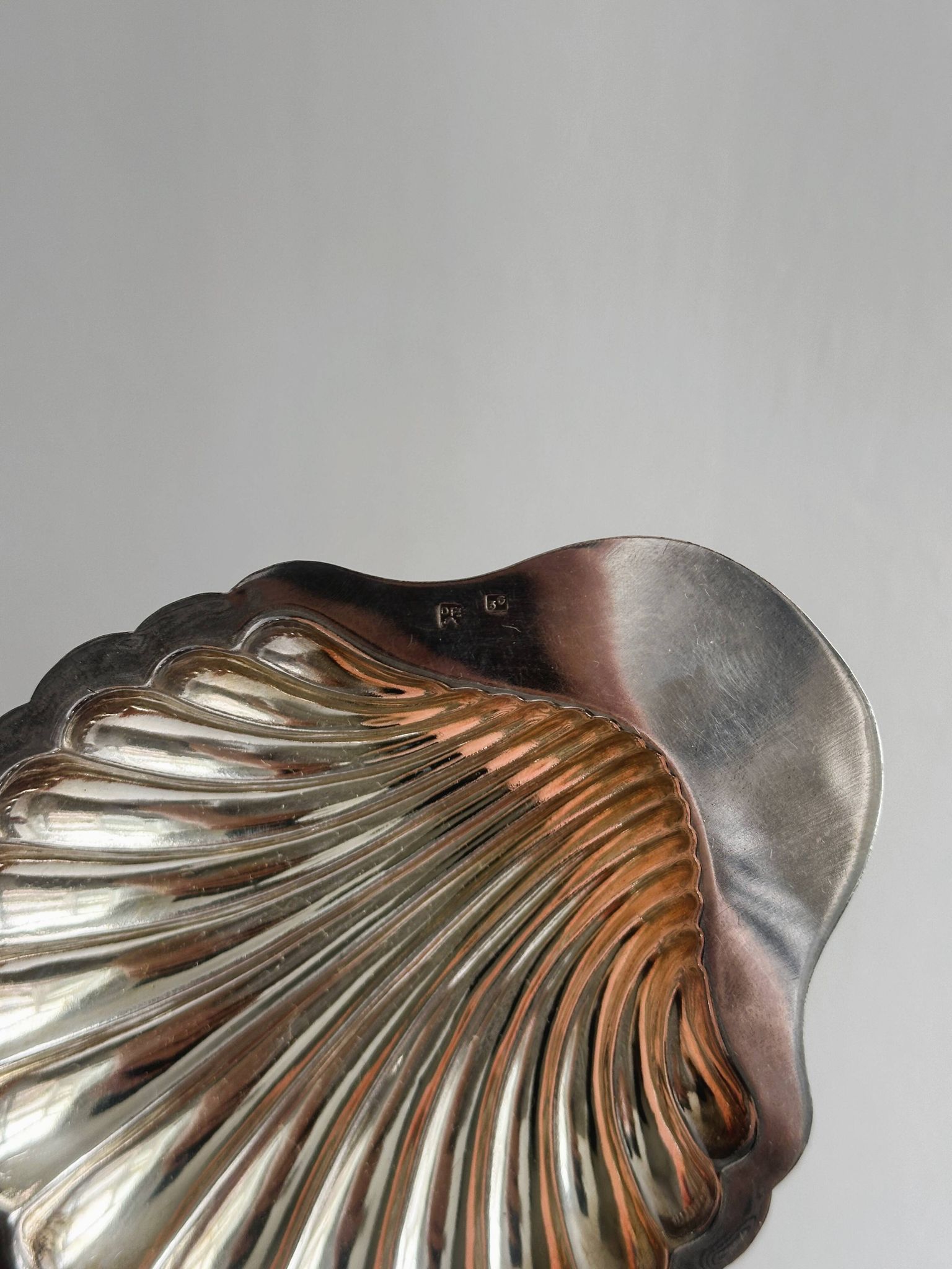 Antique shell-shaped presentation butter dish