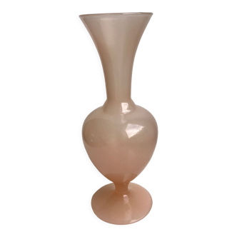 Vase en opaline rose pâle années 40