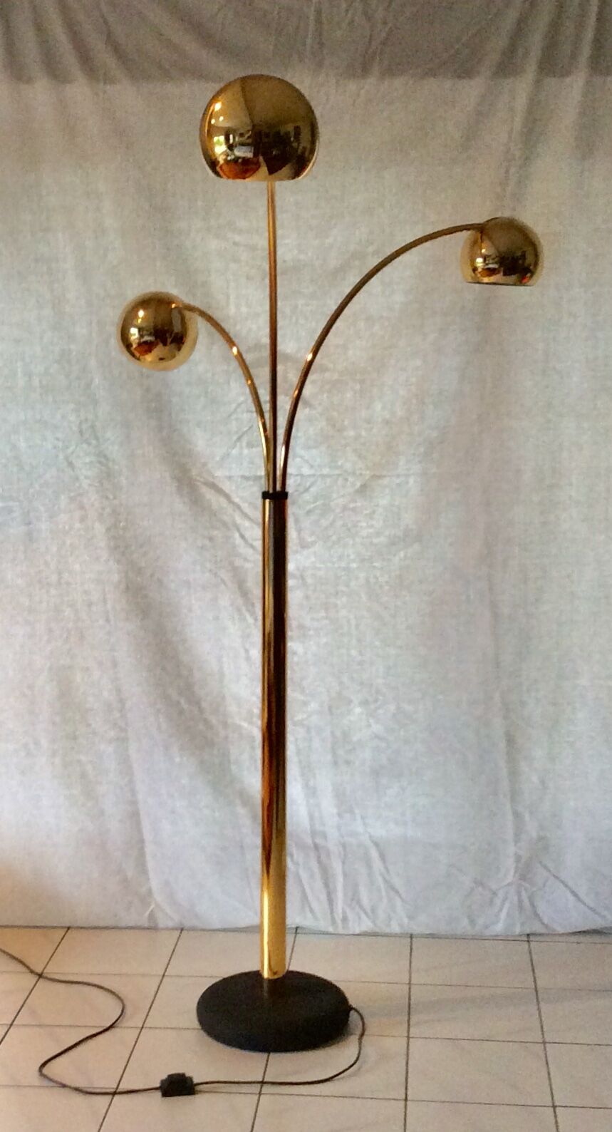 Floor lamp with three arched arms in gilded metal