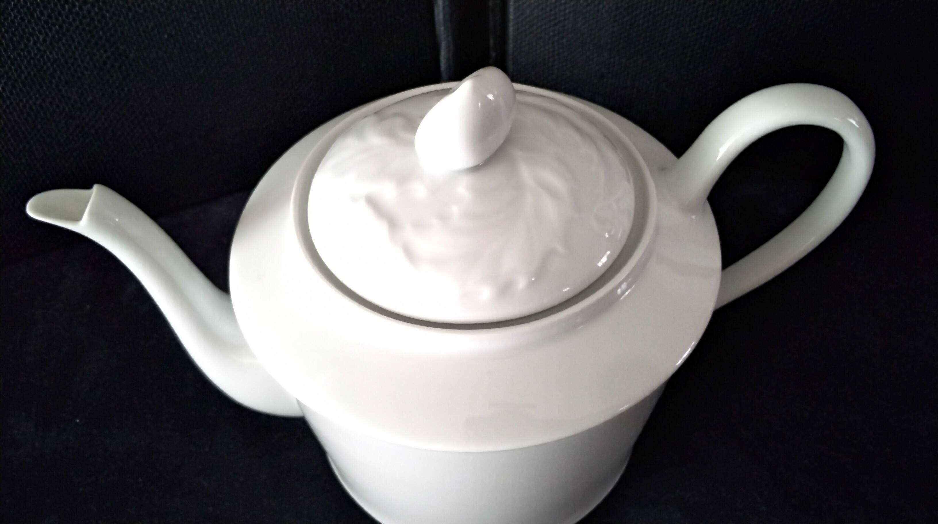 White porcelain teapot from Limoges 1 L