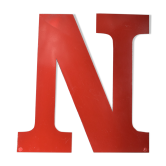 Lettre industrielle "N" en métal rouge