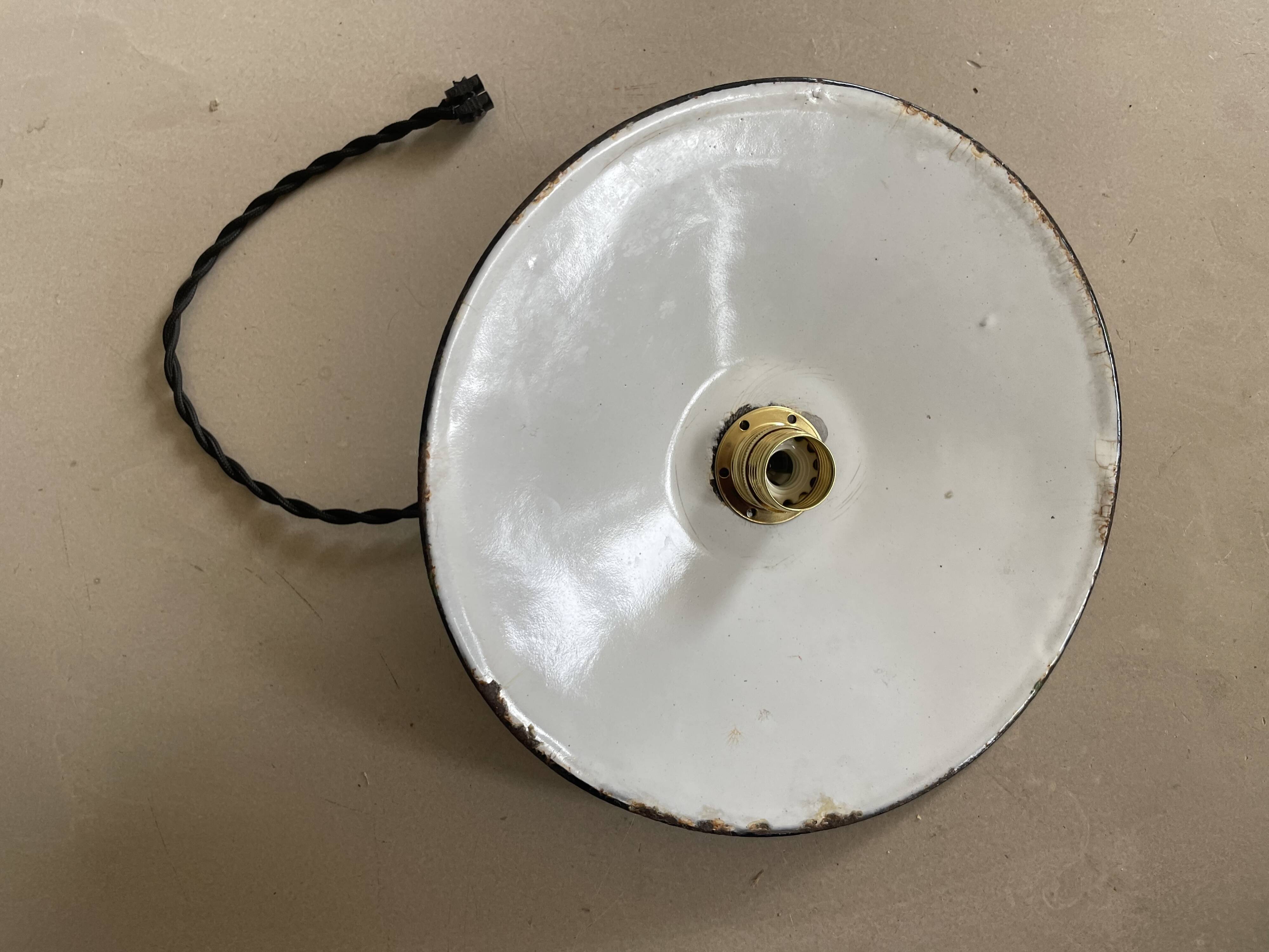 Workshop suspension in old enamelled sheet metal