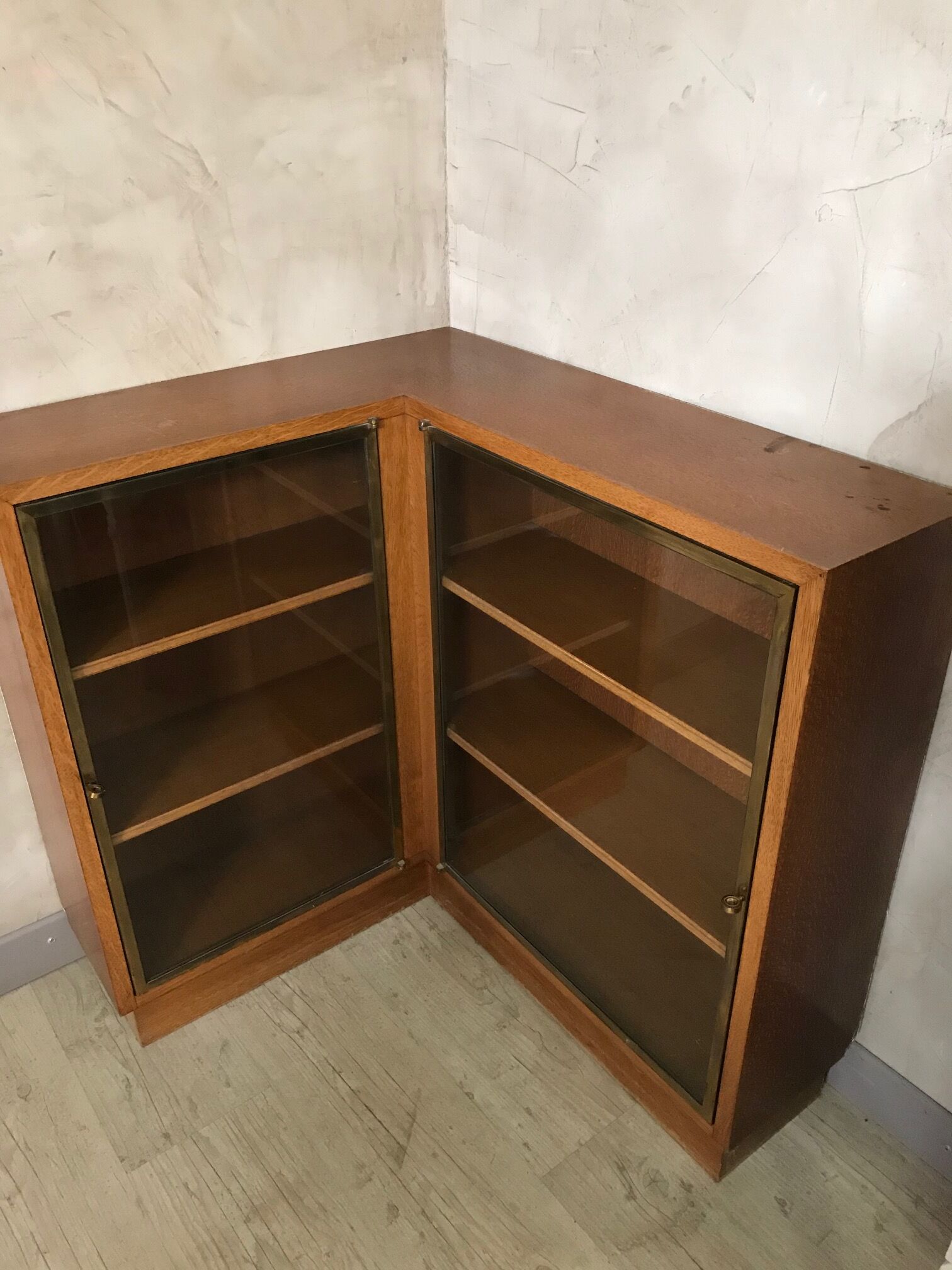 Furniture corner showcase