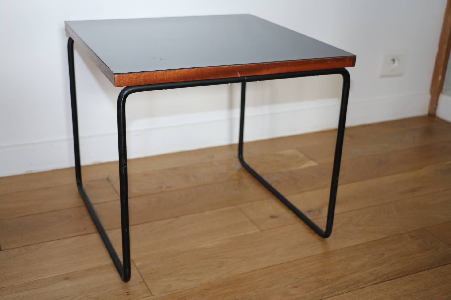 Flying coffee table Guariche Steiner