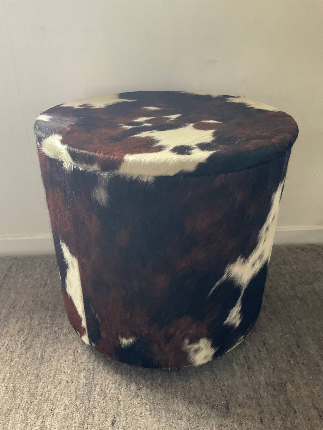 Pouf coffre en peau de vache des années 70