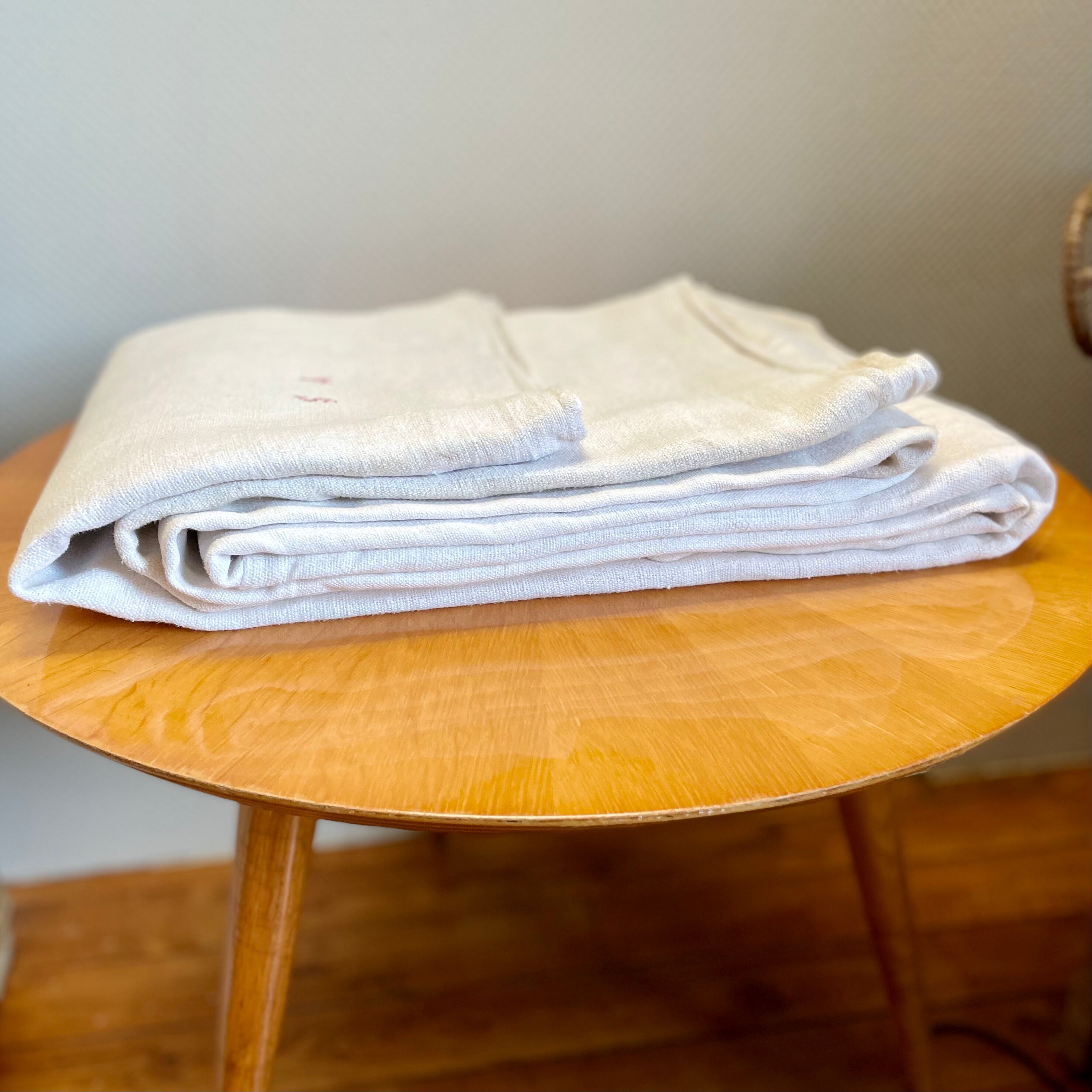 Antique sheet in embroidered hemp linen