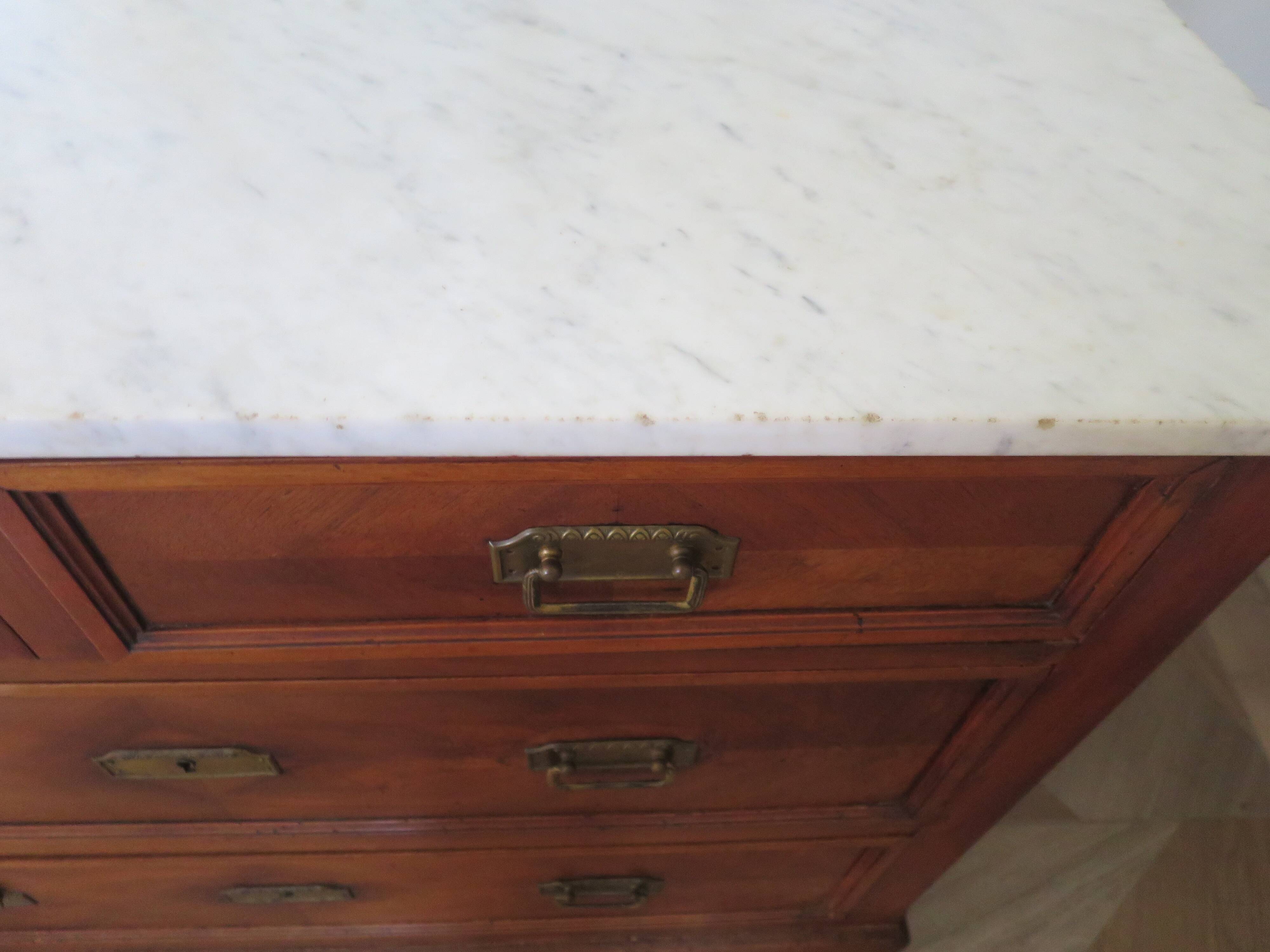 Louis Philippe style chest of drawers with 4 drawers in solid walnut and marble, 1900-1950.