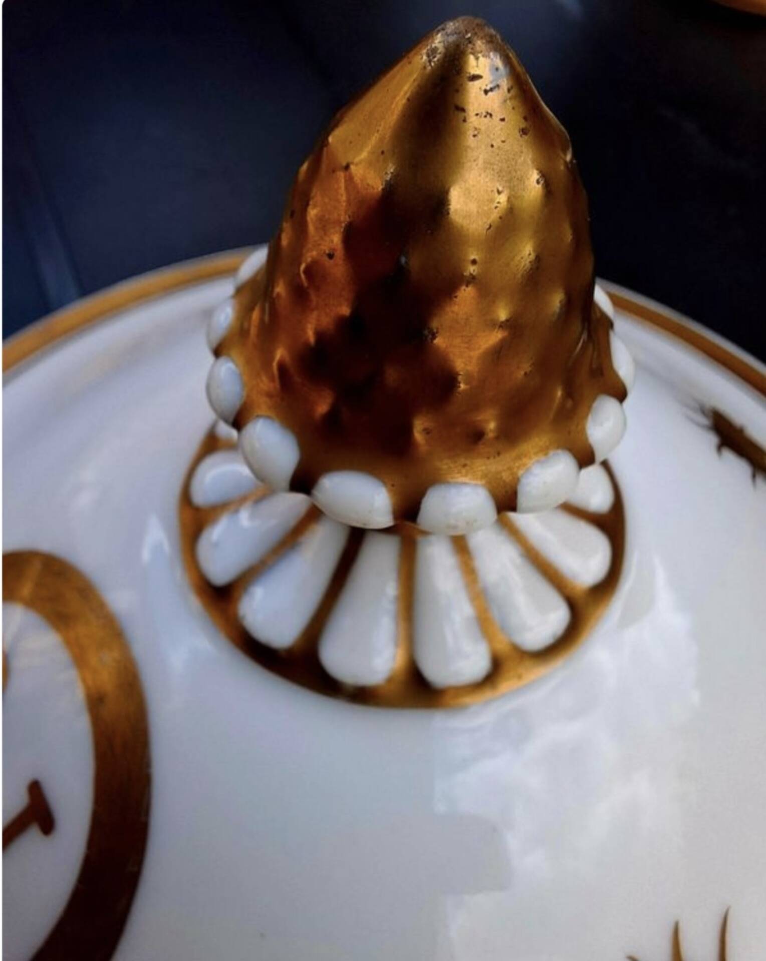 Soupière porcelaine Empire époque Napoléon Ier décor d'abeille dorée