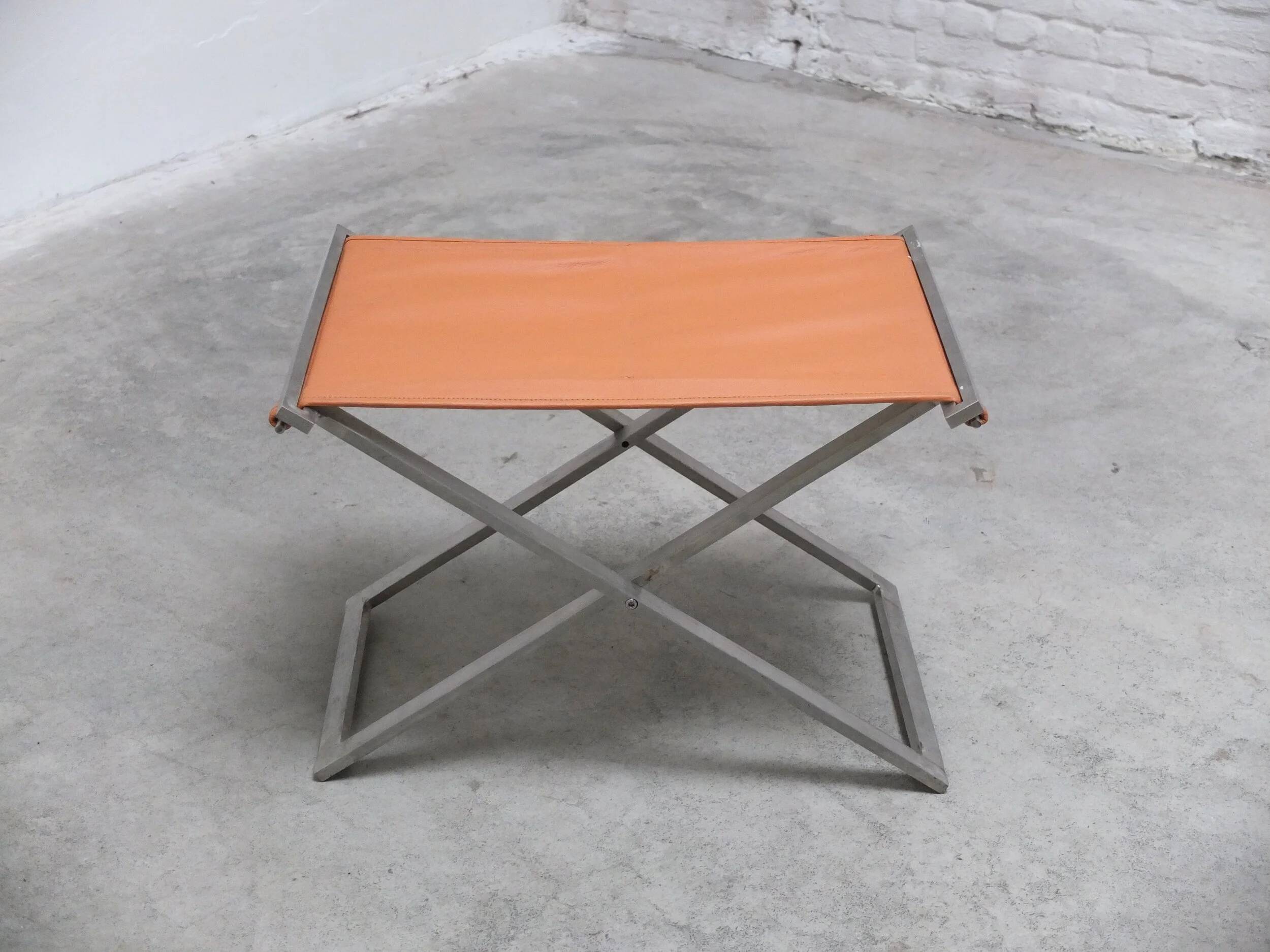 Tabouret pliant en cuir cognac et acier par Michael Christensen, années 1960.