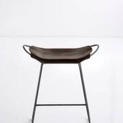 Tabouret de bar sculptural contemporain, métal noir fumé et cuir noir