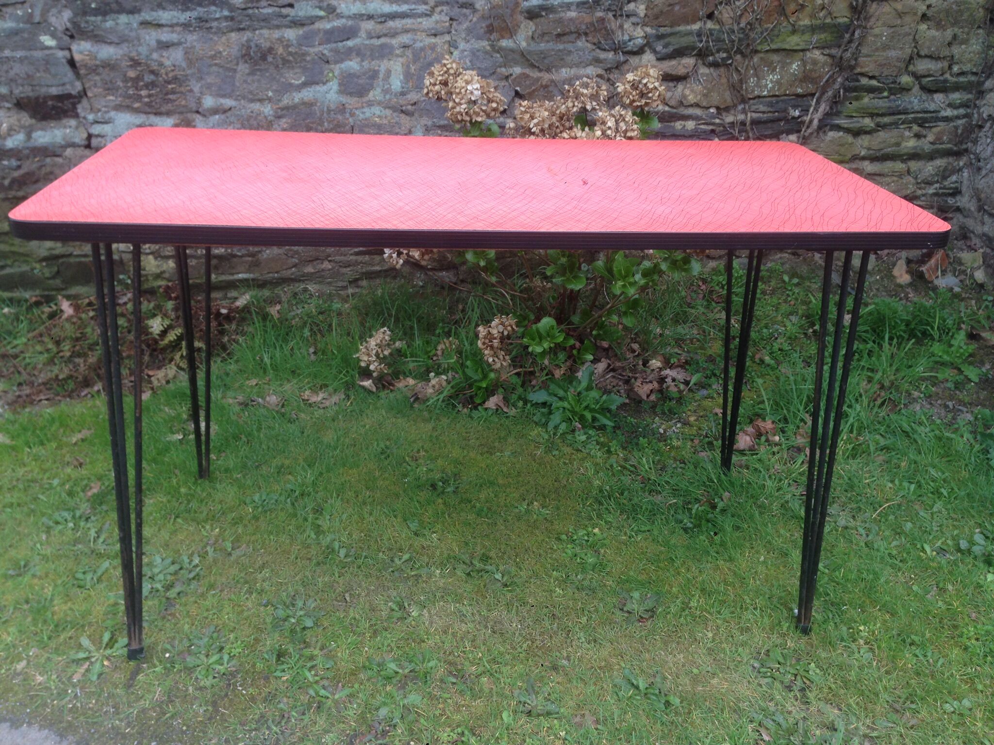 Vintage bistro table tray in red formica and black vermicelli pie eiffel metal.