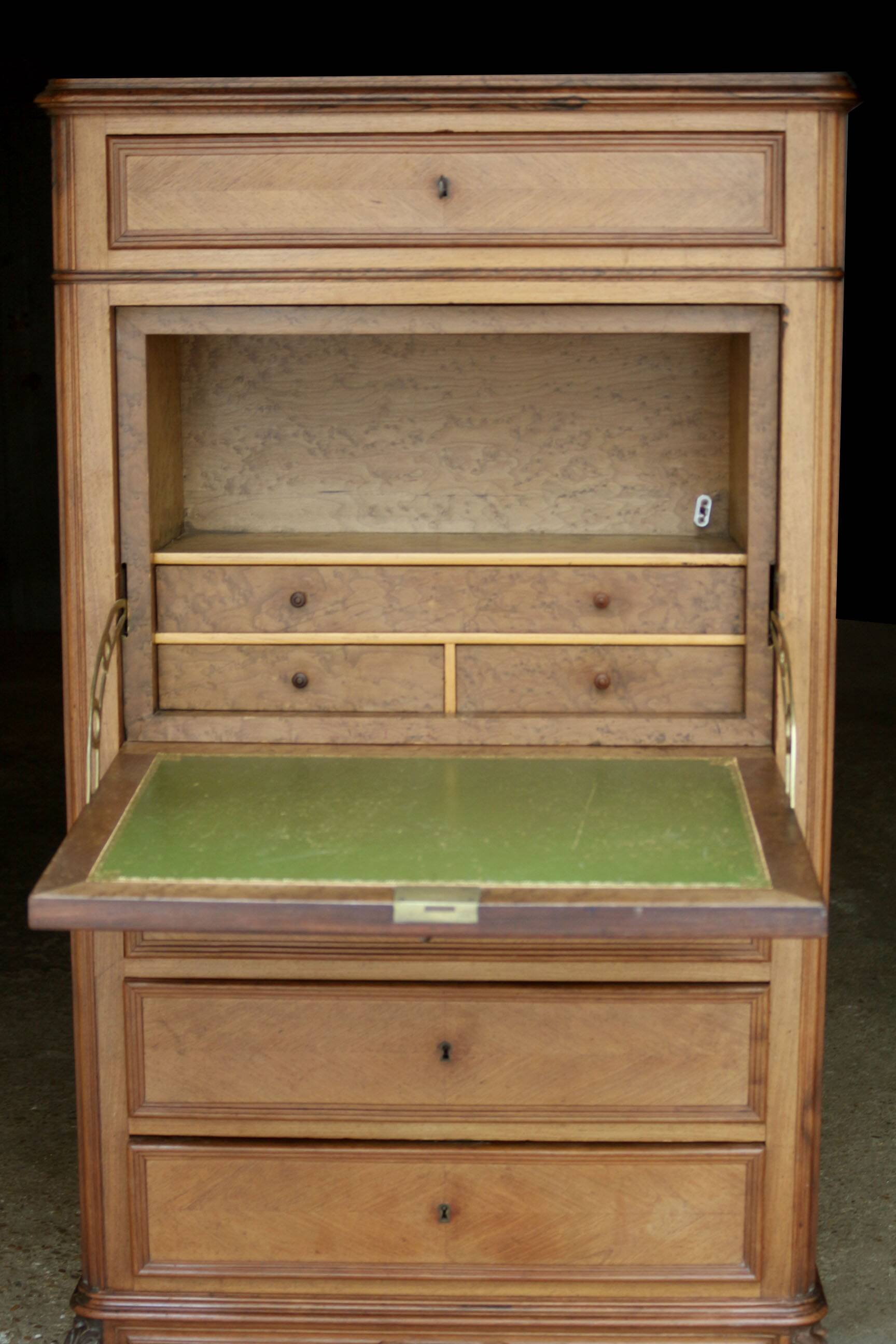Magnificent 19th century secretary in walnut veneer.