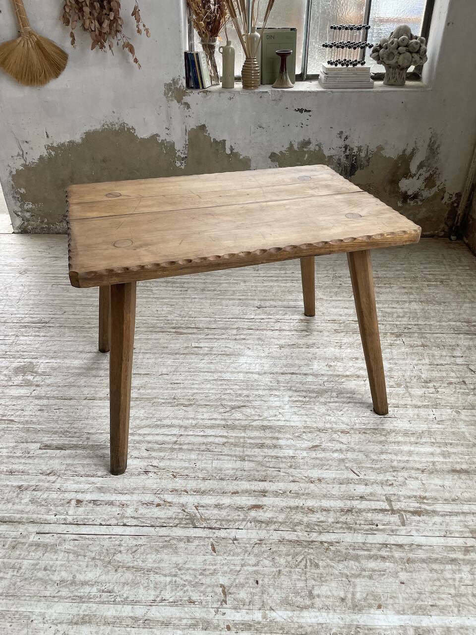 Table brutaliste savoyarde en chêne