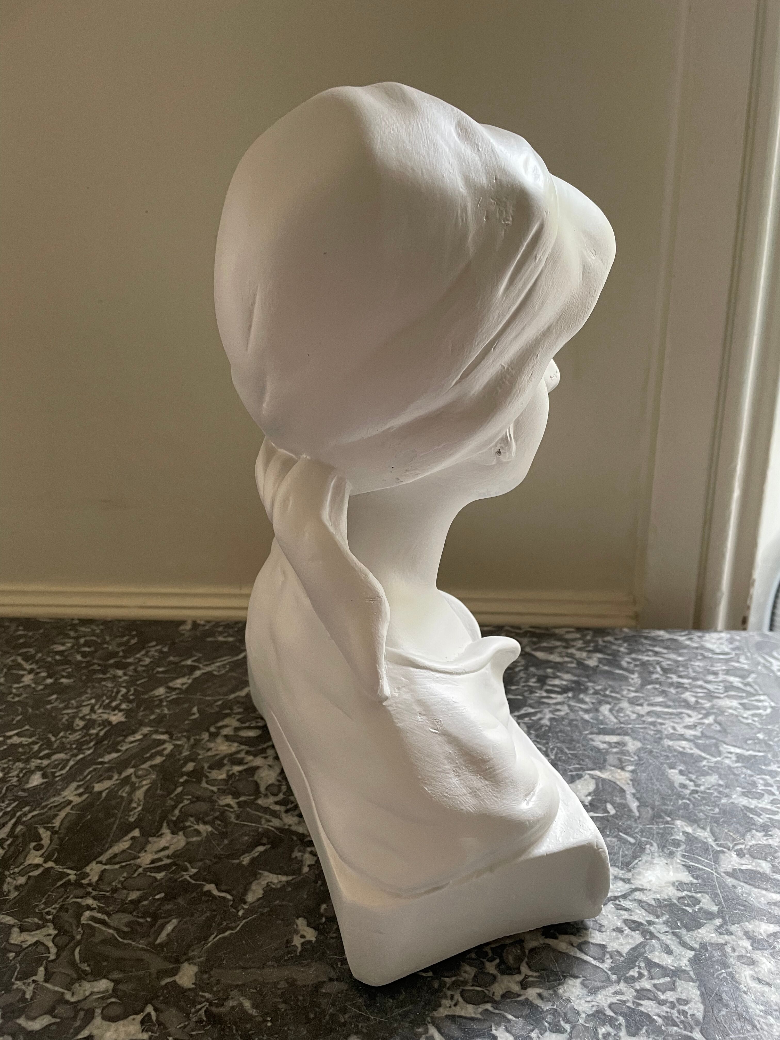 Buste de jeune fille en plâtre