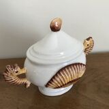 Pot couvert zoomorphe à décor d’hippocampes