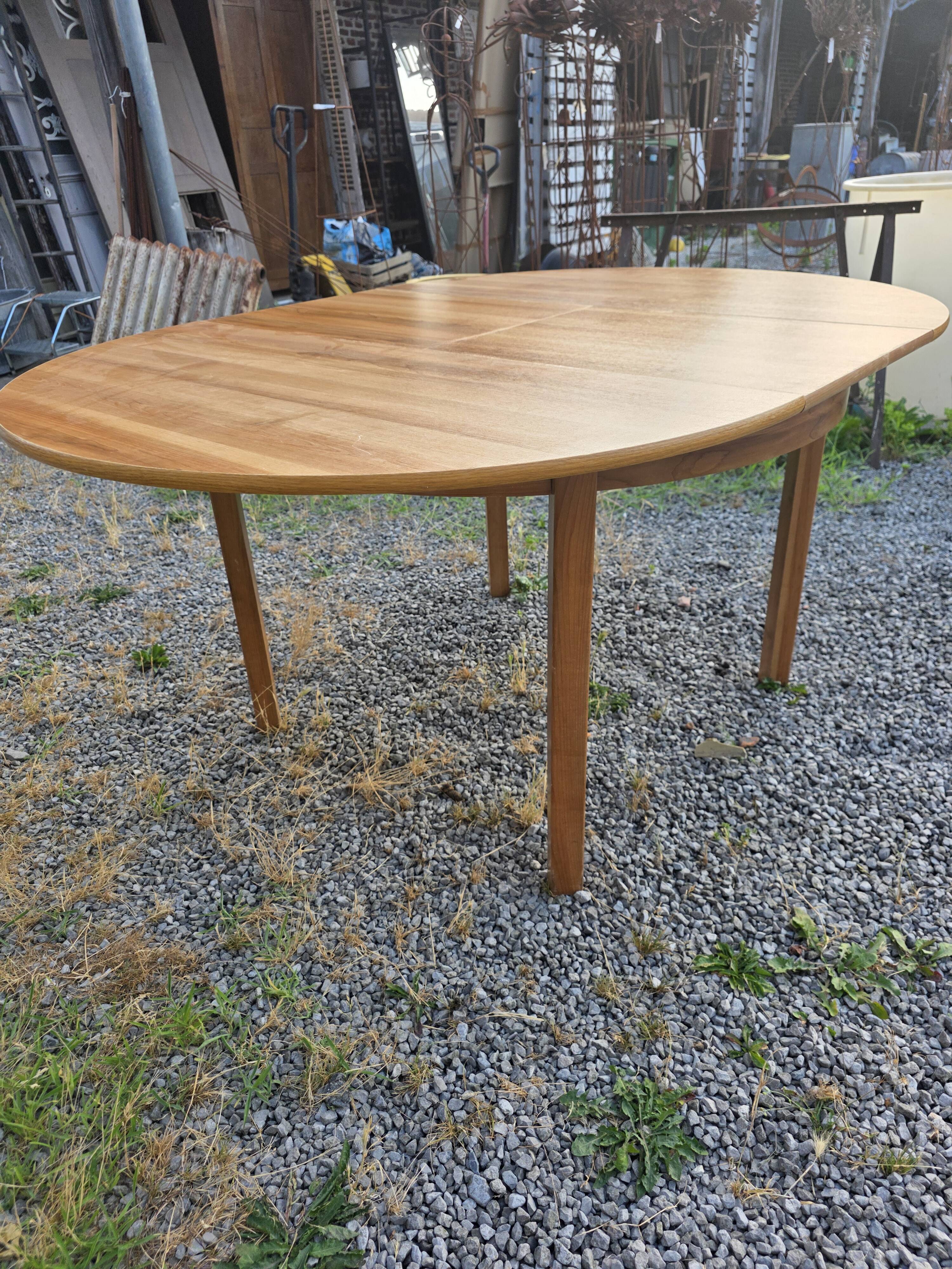 Scandinavian extendable oak table from the 1960s (butterfly extension)