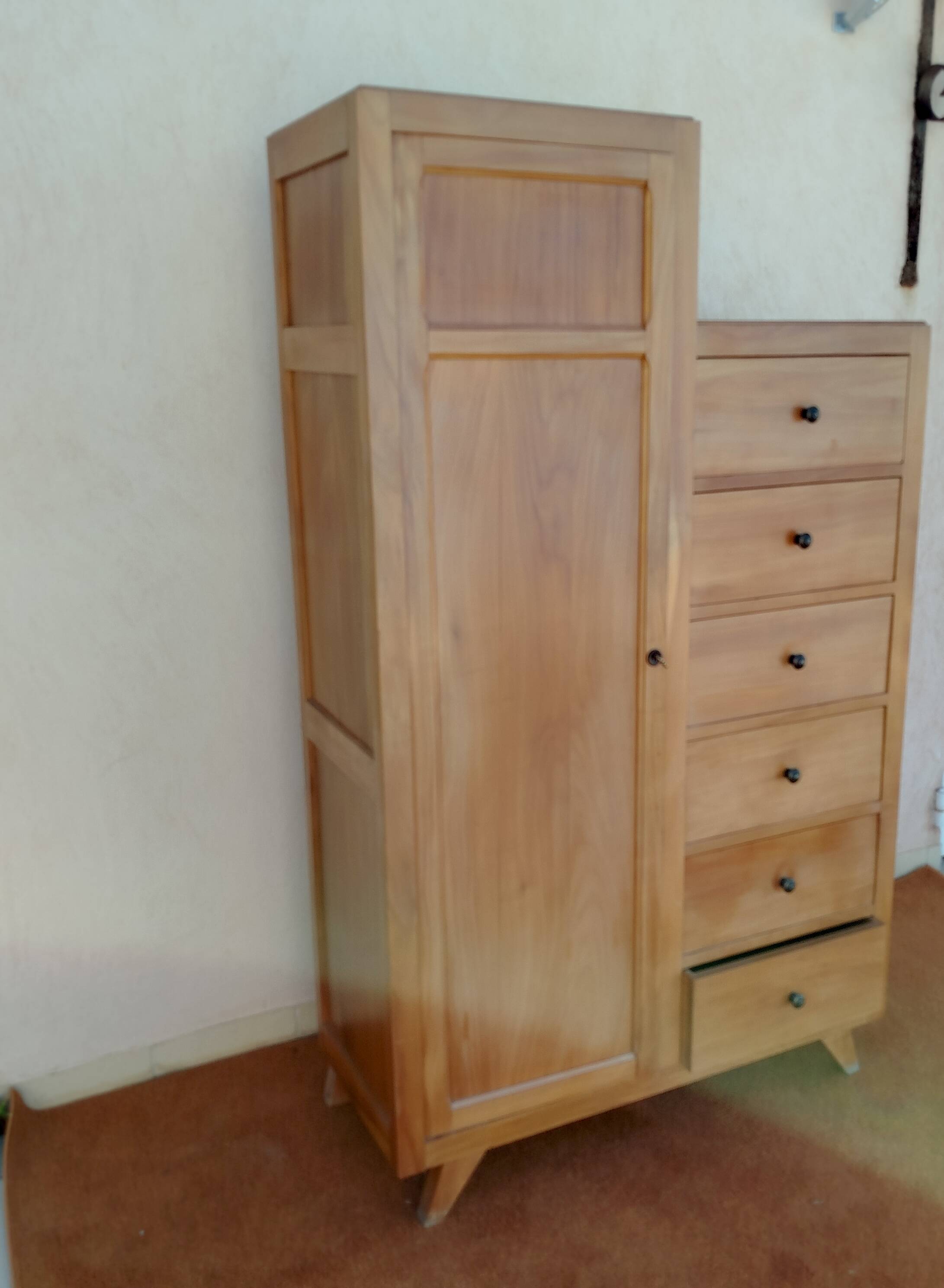 Asymmetrical furniture with compass feet from the 50s/60s