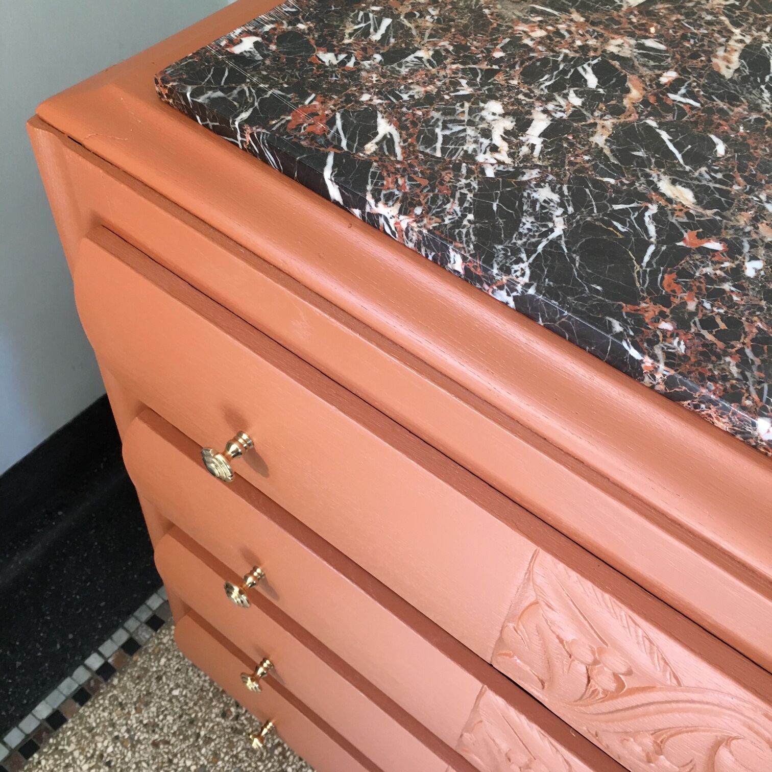 Commode ancienne restaurée et son plateau en marbre noir