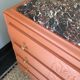 Commode ancienne restaurée et son plateau en marbre noir