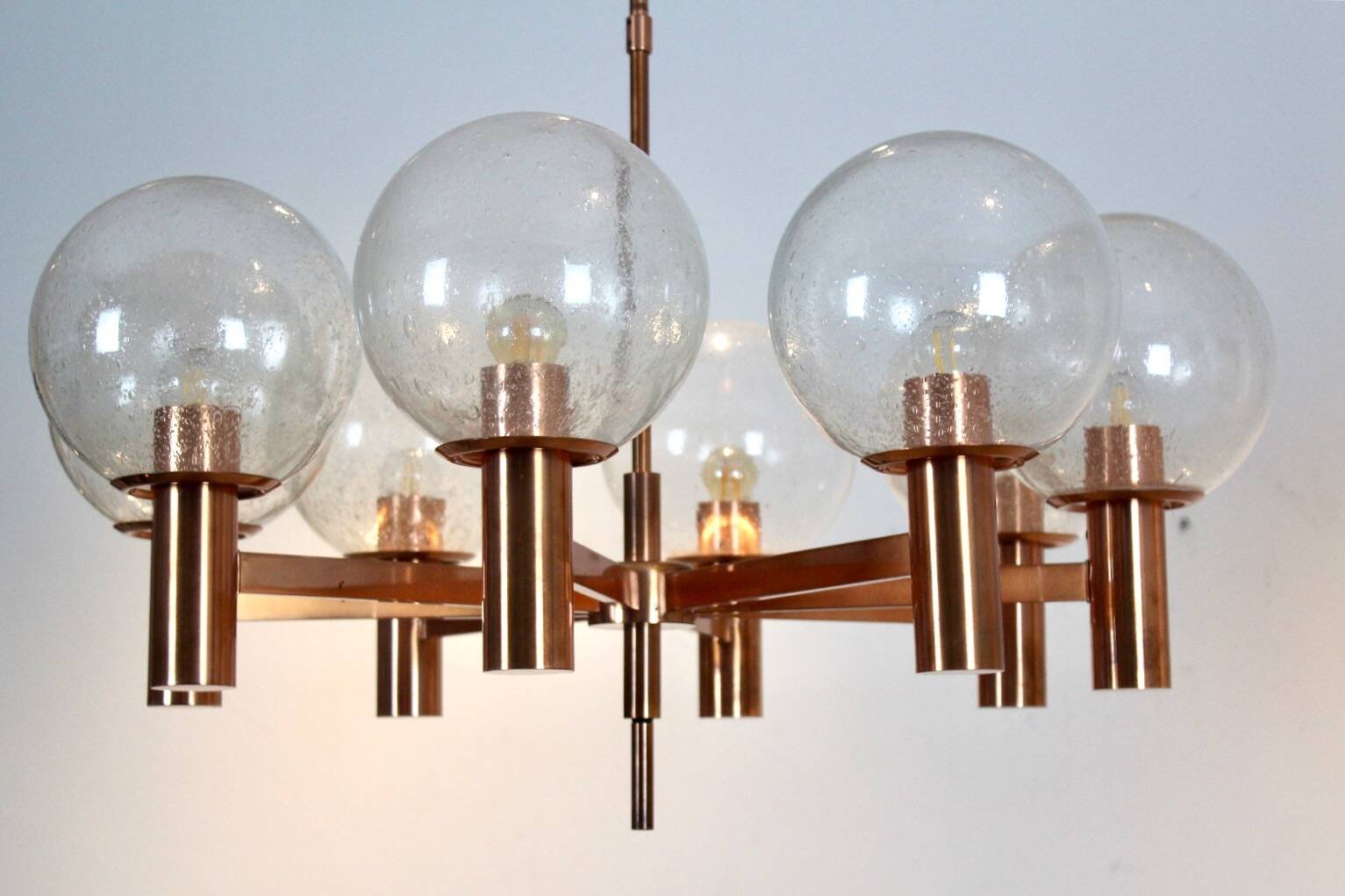 Lustre en cuivre et verre soufflé à la main par Ott International