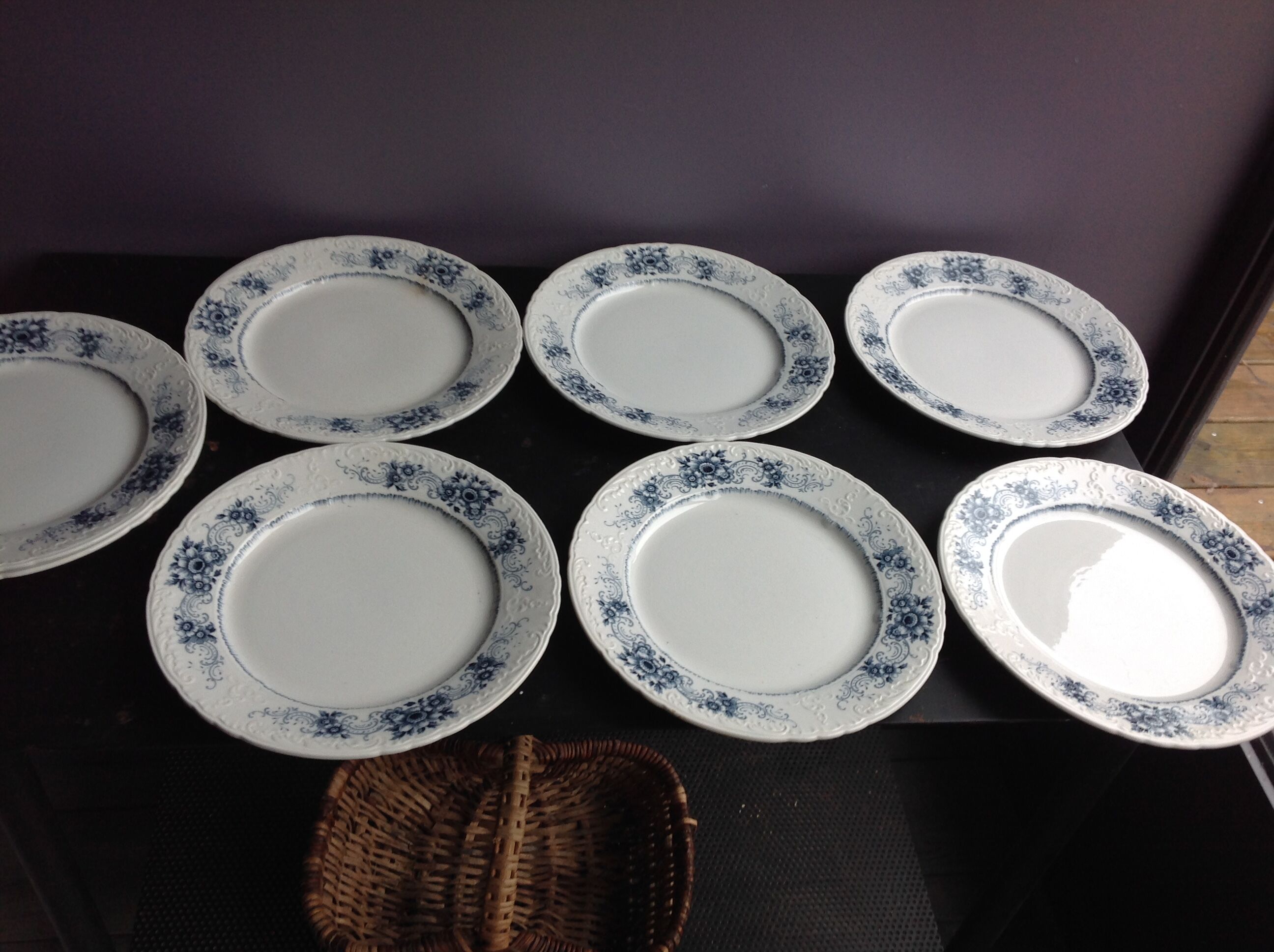 Set of 8 flat plates