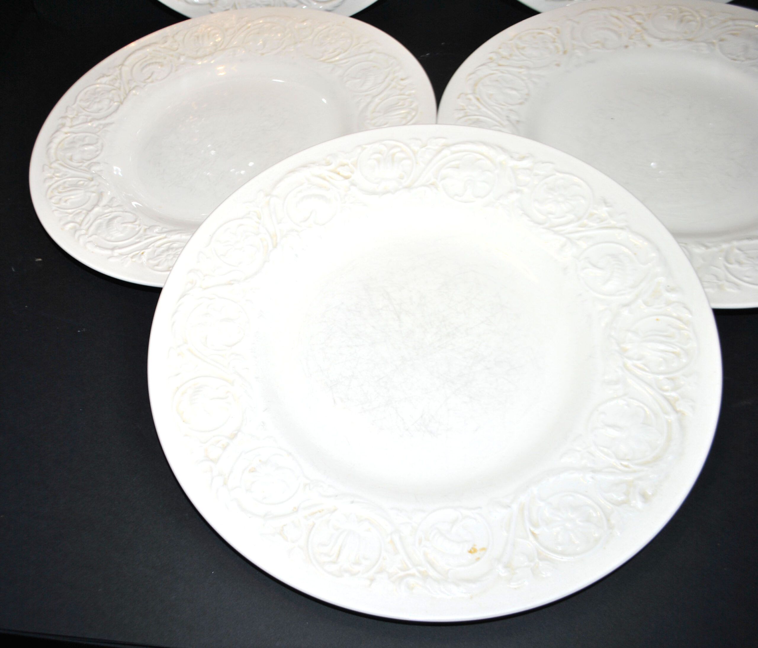 Wedgwood set of 5 Patrician garland England moulded earthenware plates 26.5 cm