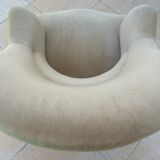 Velvet-trimmed toad with backrest and firm seat