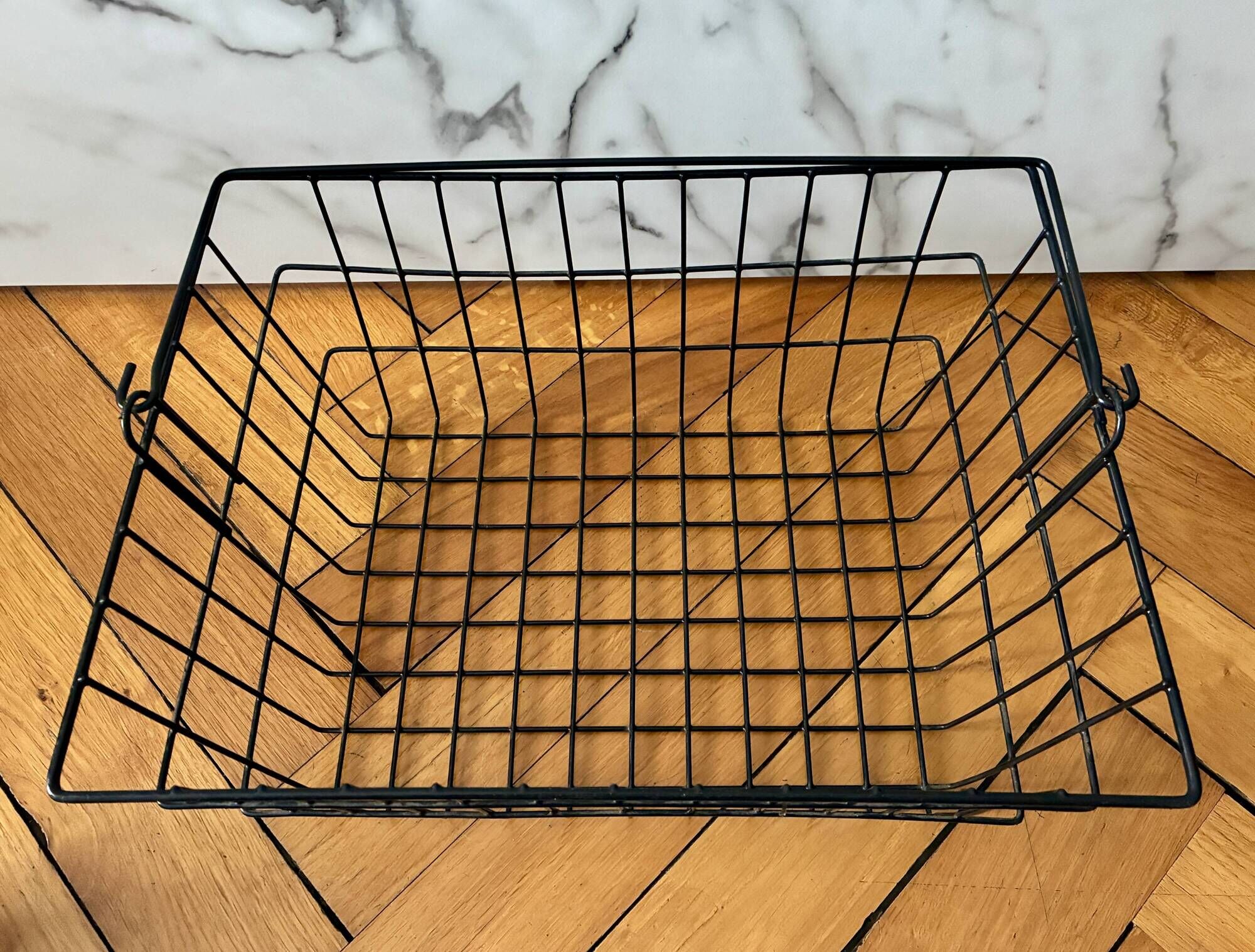 Metal basket with rectangular handle