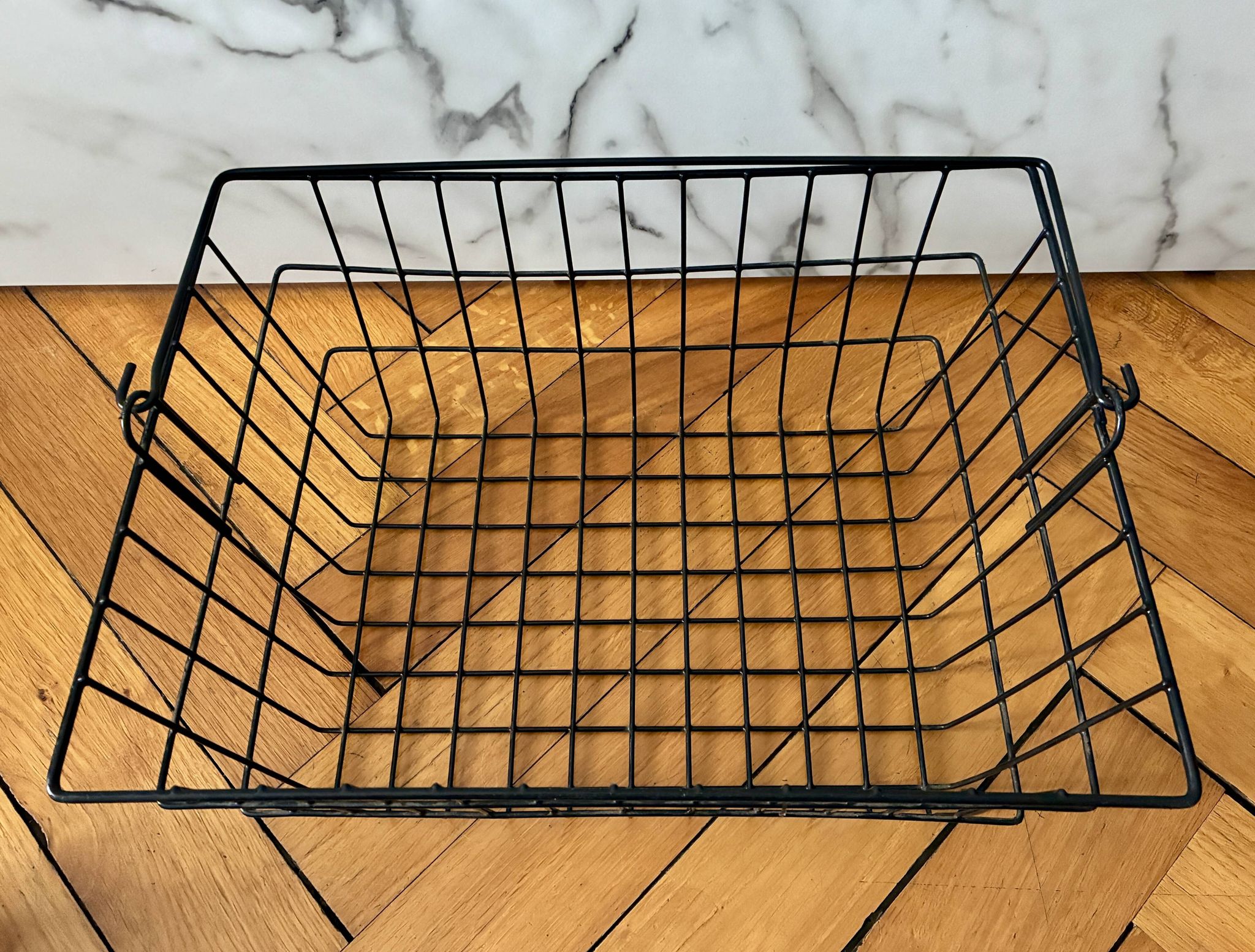 Metal basket with rectangular handle