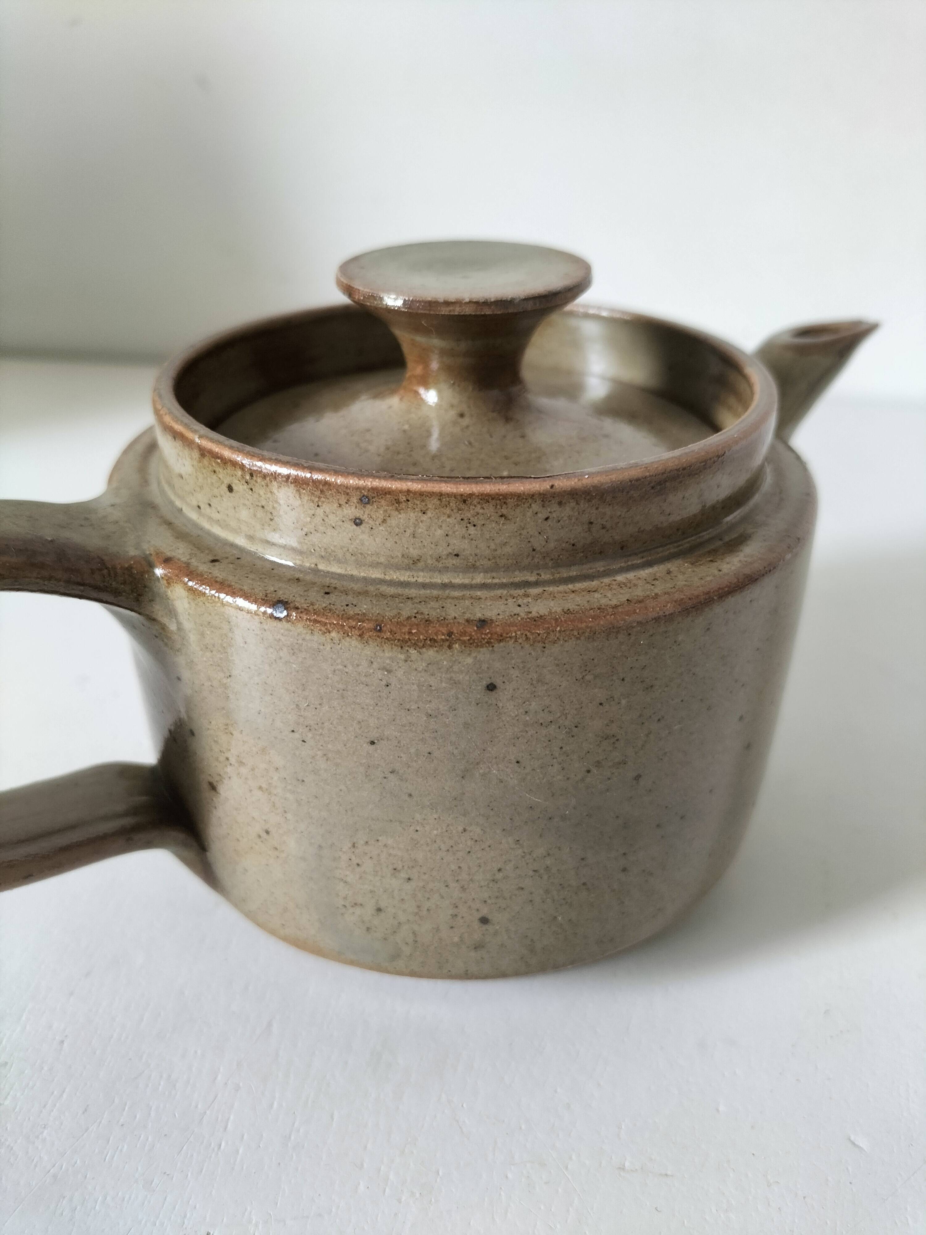 Théière artisanale en grès, style japonisant, esprit Puisaye, 1960-1970