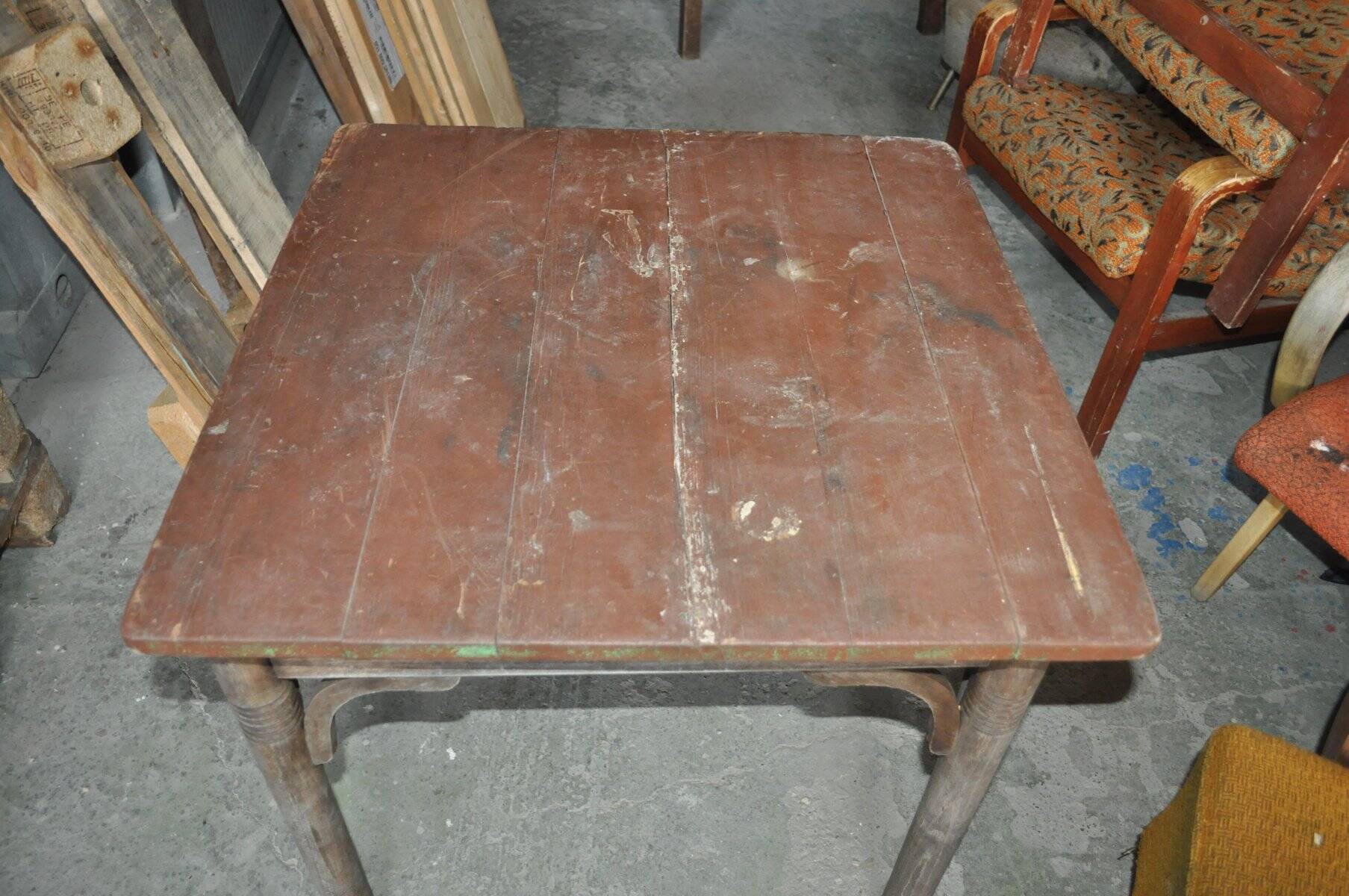 Table rustique Thonet en hêtre marron, circa 1920, plateau à lattes et pieds tournés