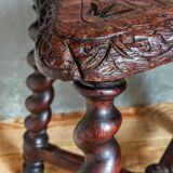 Tabouret ancien en bois massif tourné et sculpté