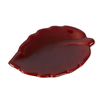 Plat « feuille » en céramique rouge vernissée