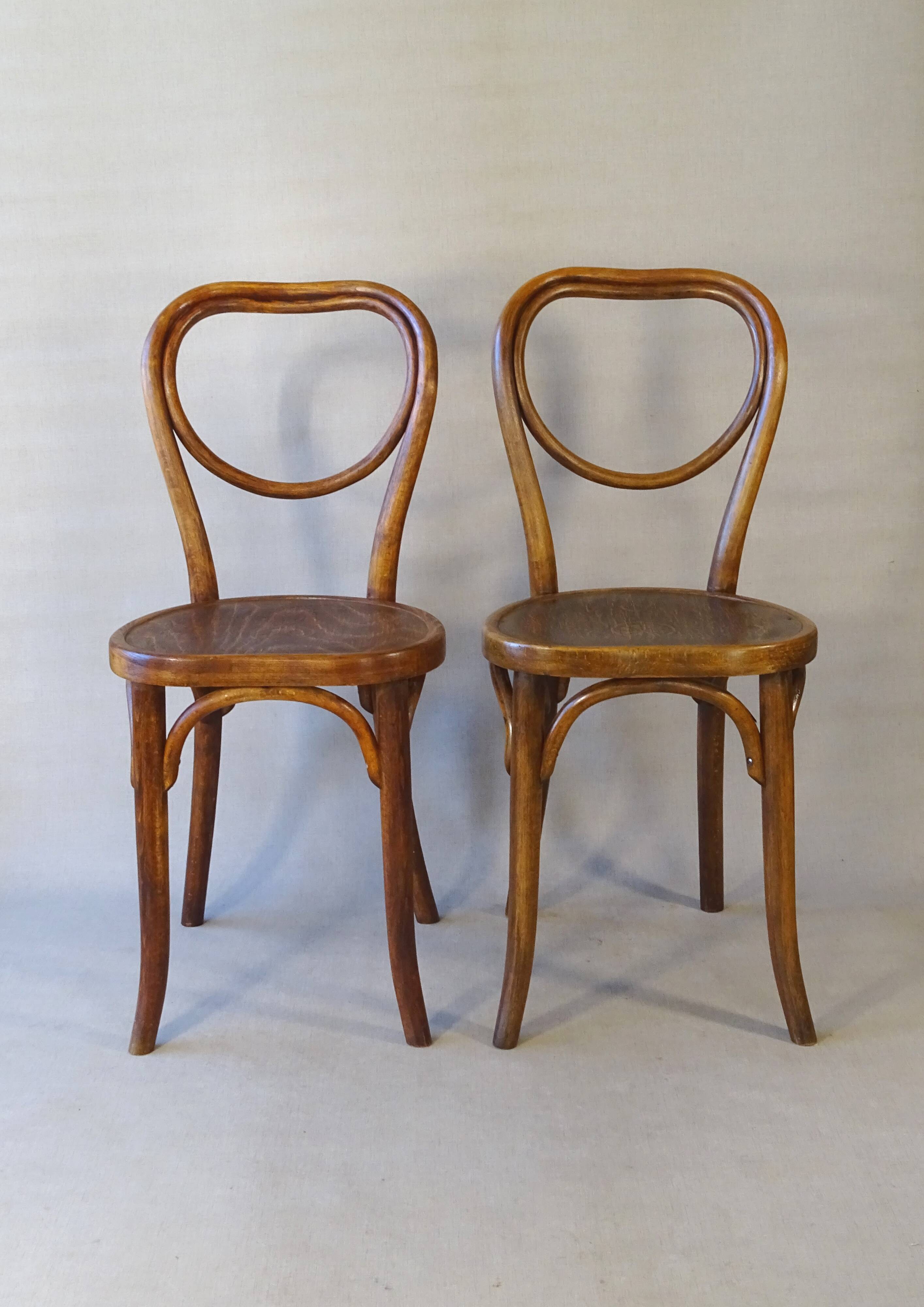 2 Thonet Coeur N°28 bistro chairs in wood, 1925