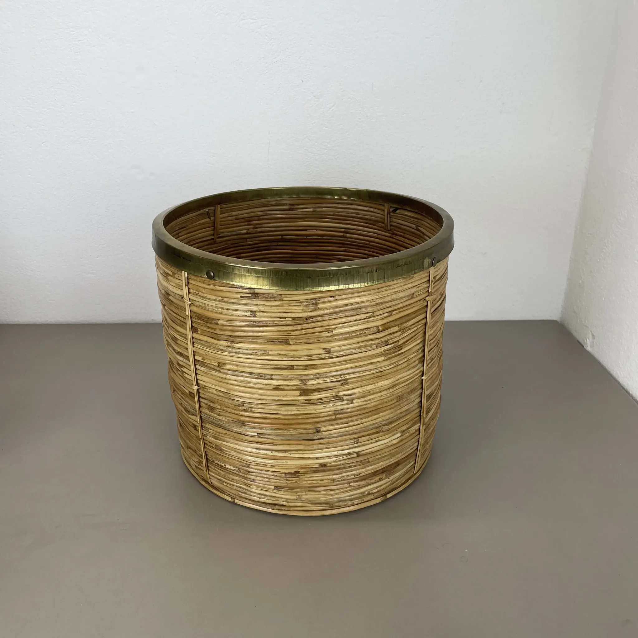 xl 31 cm, rare rattan and brass waste basket in the Crespi-Albini style, Italy 1970
