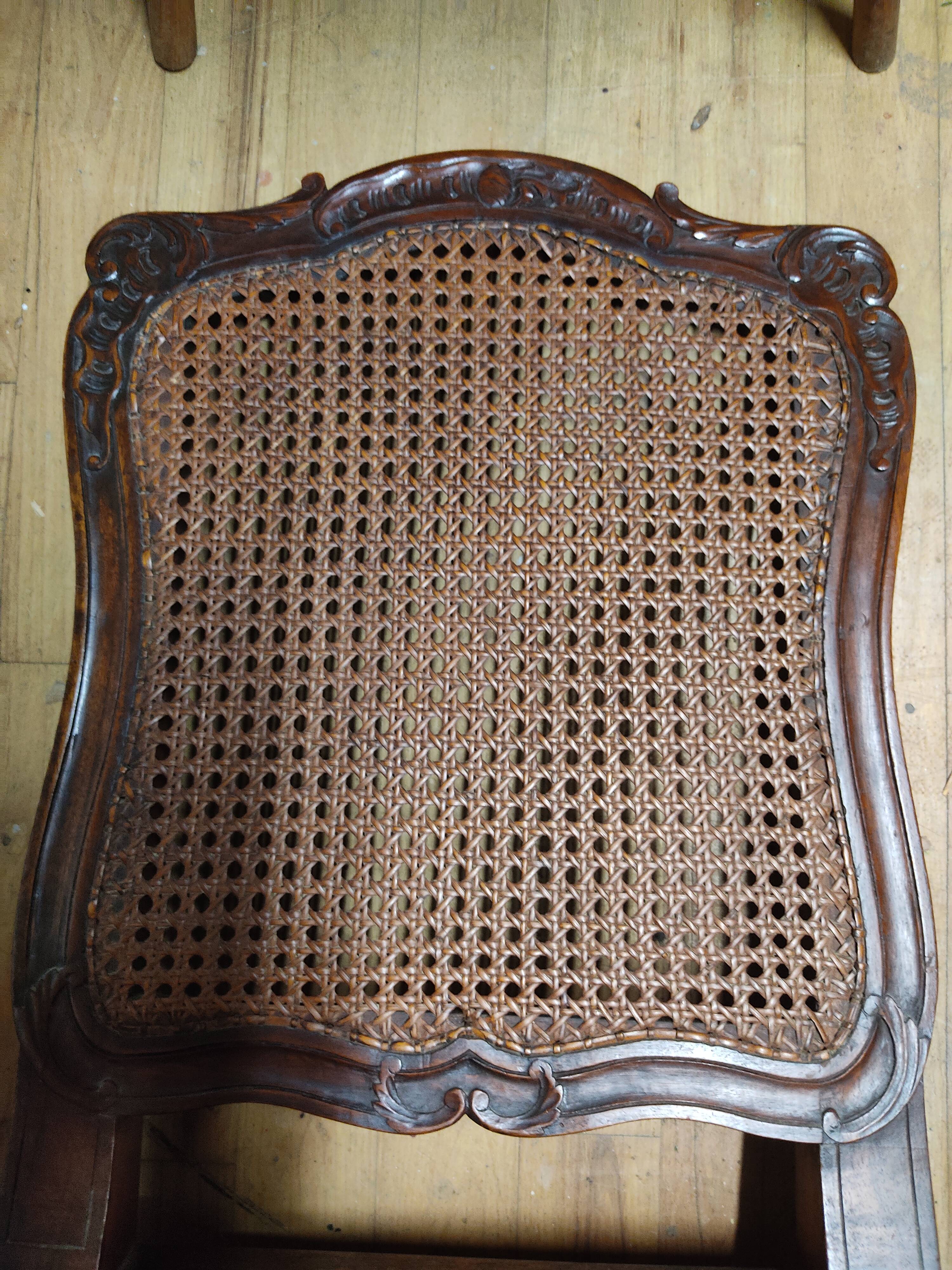 Chaises cannées noyer Louis XV