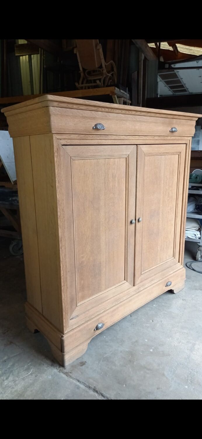 High-style Louis Philippe buffet in solid oak from the 19th century.