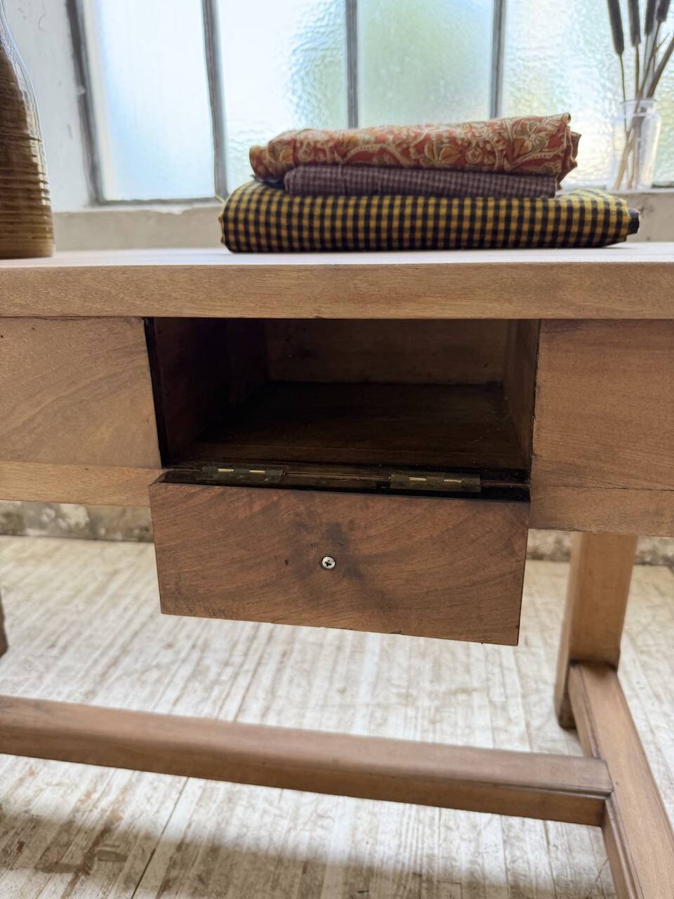 Antique farmhouse or drapery table in walnut, 1900 XL