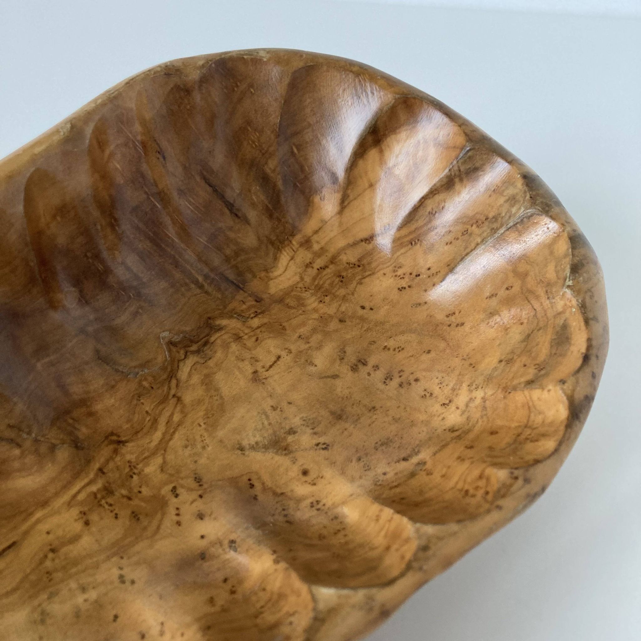 Belle coupe à fruits ou vide-poches vintage en bois massif sculpté