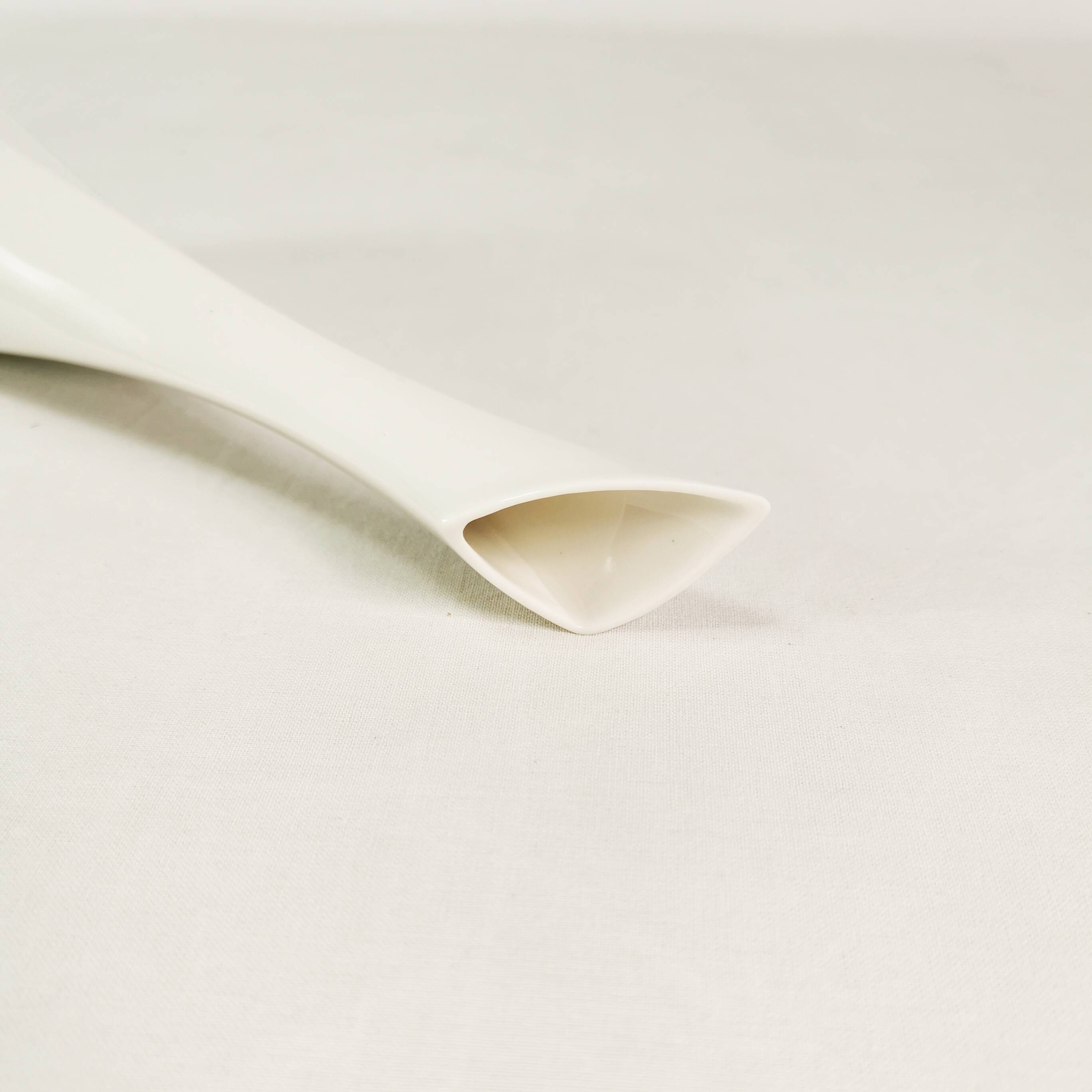 Minimalistyczny wazon porcelanowy, Sgrafo Modern, proj. Peter Muller, late 60.