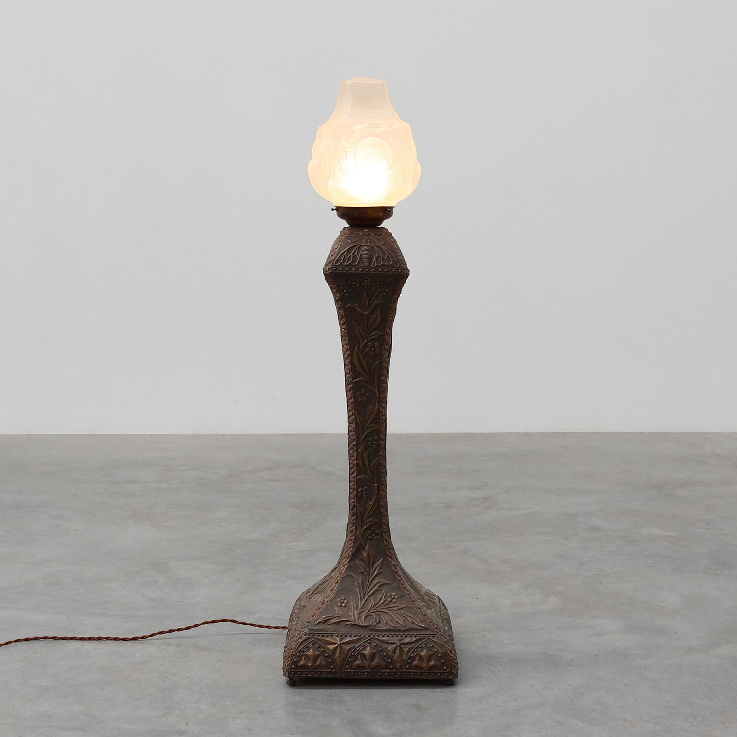 Art Nouveau floorlamp in hammered copper with frosted glass hood, Belgium
