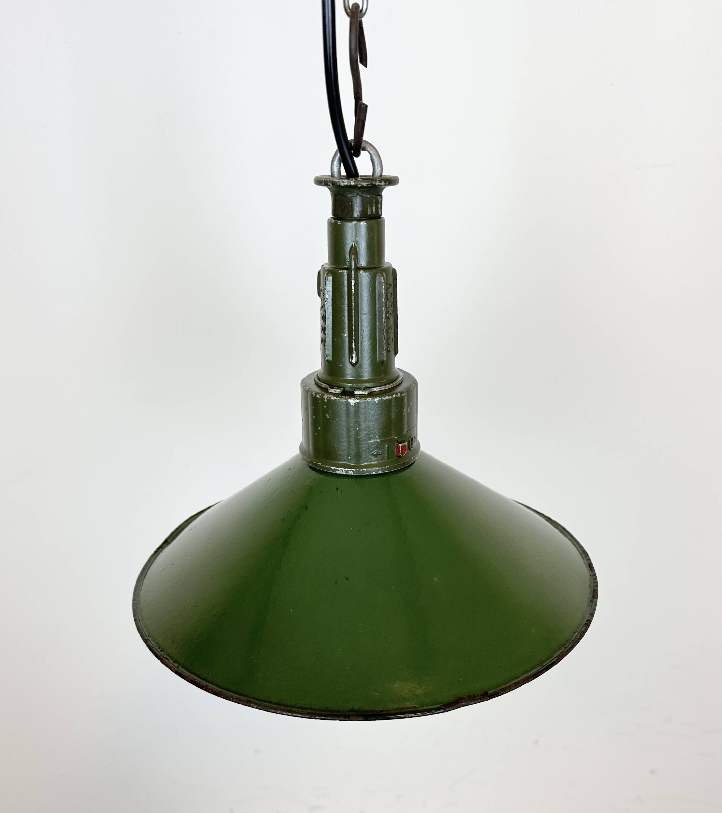 Industrial green enamel military pendant lamp with cast aluminium top, 1960s