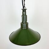 Suspension militaire industrielle en émail vert avec plateau en fonte d'aluminium, 1960s