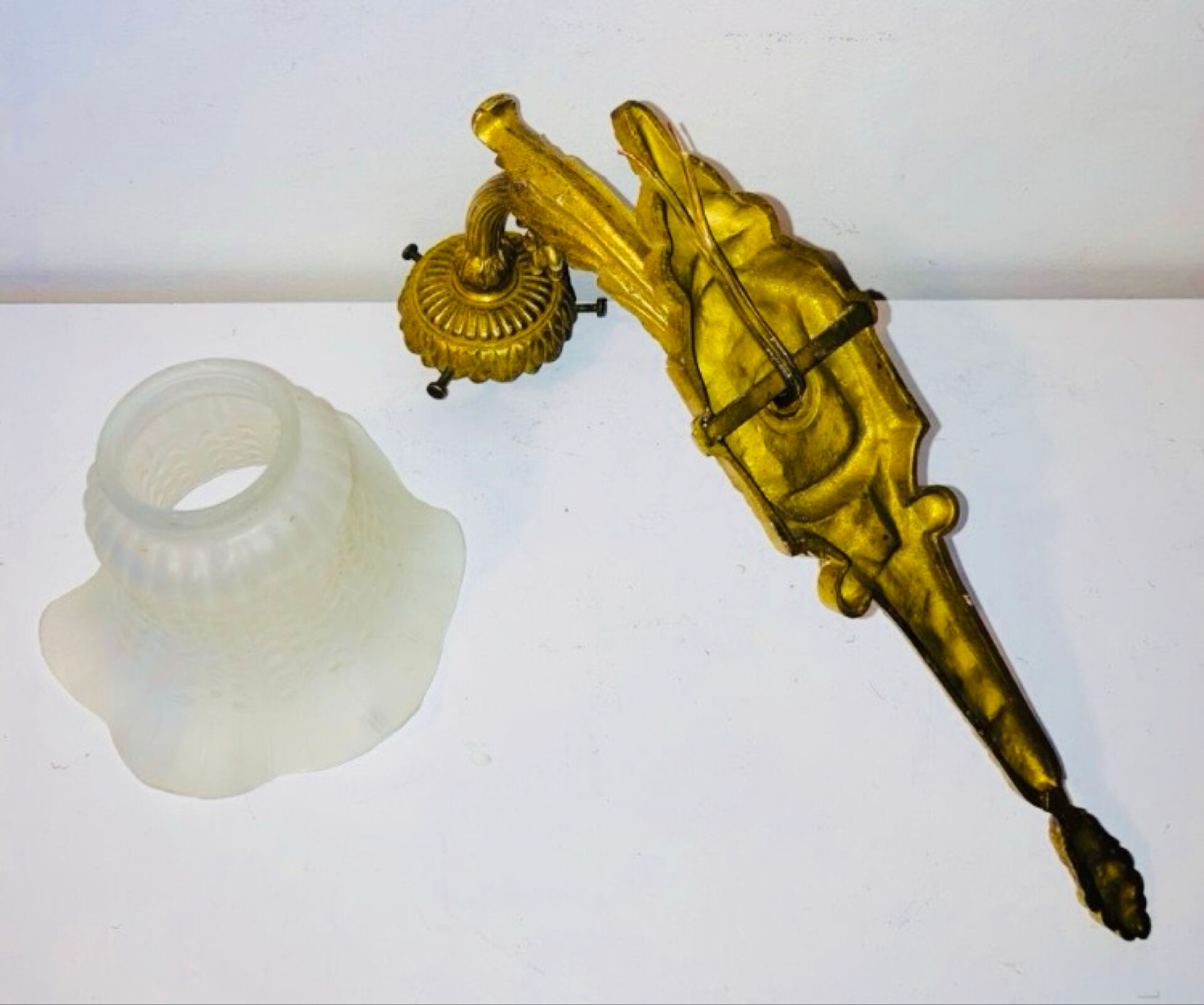St Louis XVI wall light in solid gilded bronze + fluted glass tulip