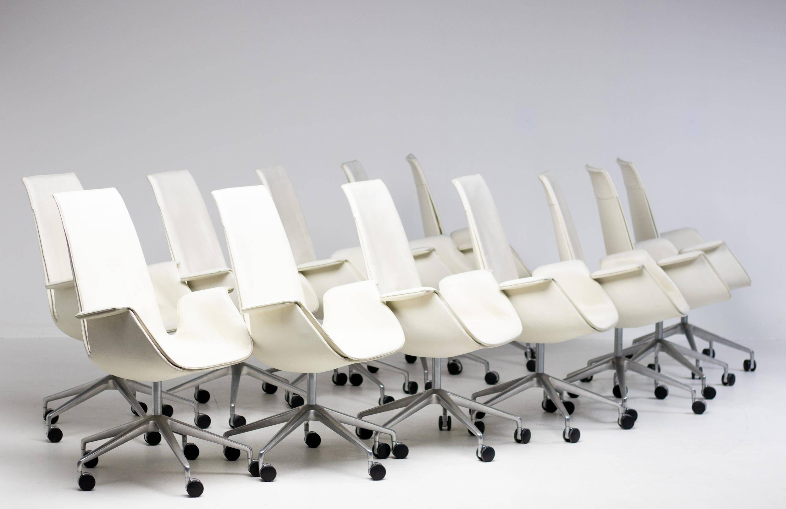 Neuf chaises à dossier haut en cuir blanc sur roulettes par Fabricius & Kastholm.