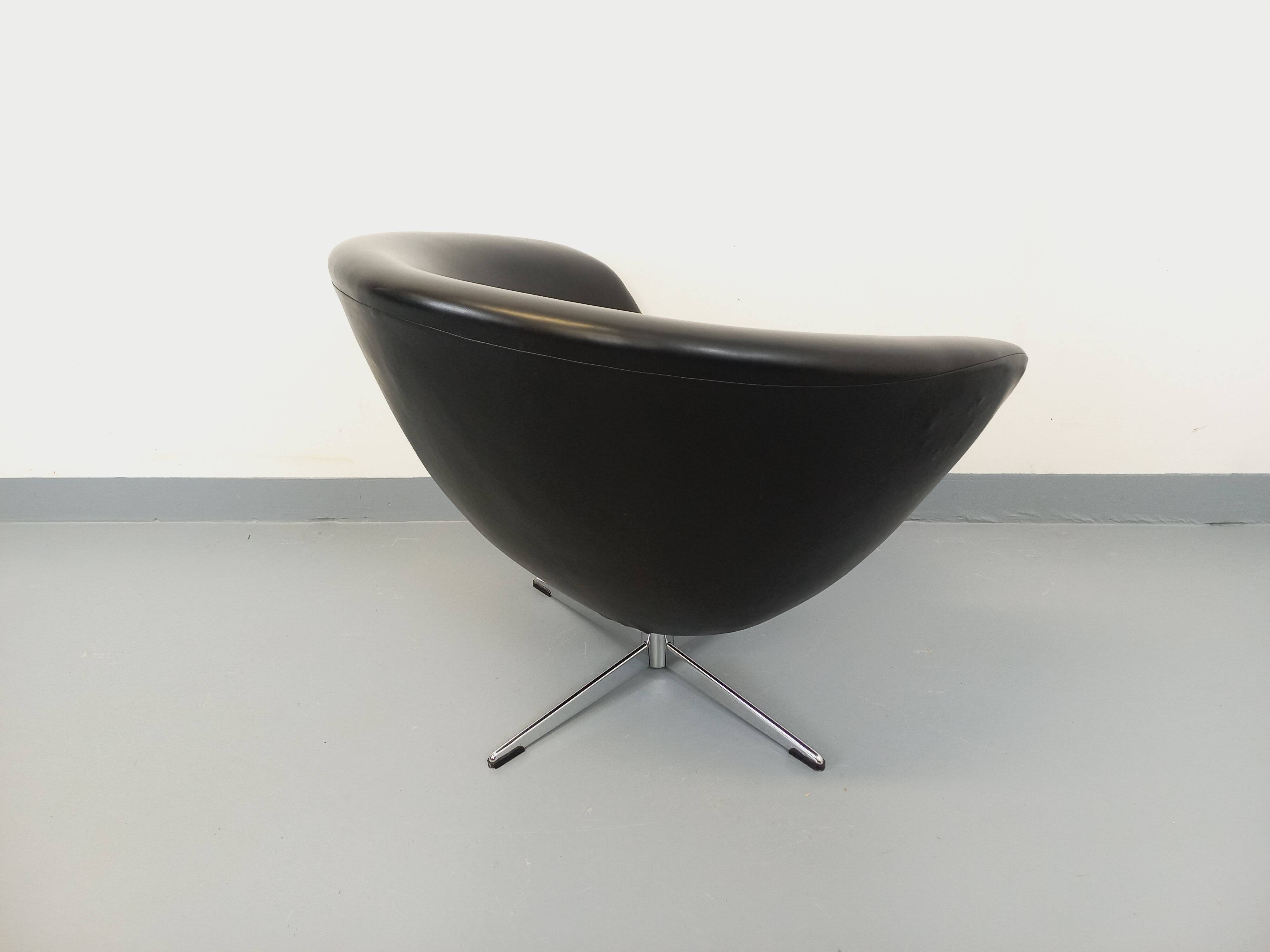 Vintage Scandinavian swivel chair in faux leather and chrome from the 1970s.