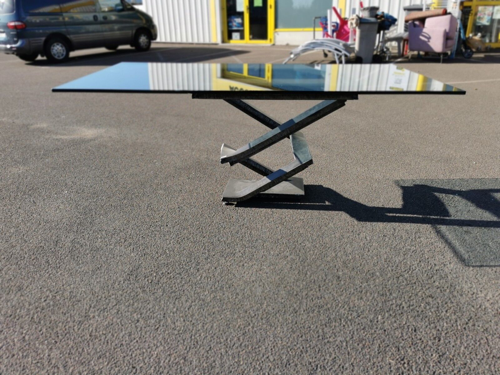 Table de repas Fleur de Fer Roche Bobois plateau en verre