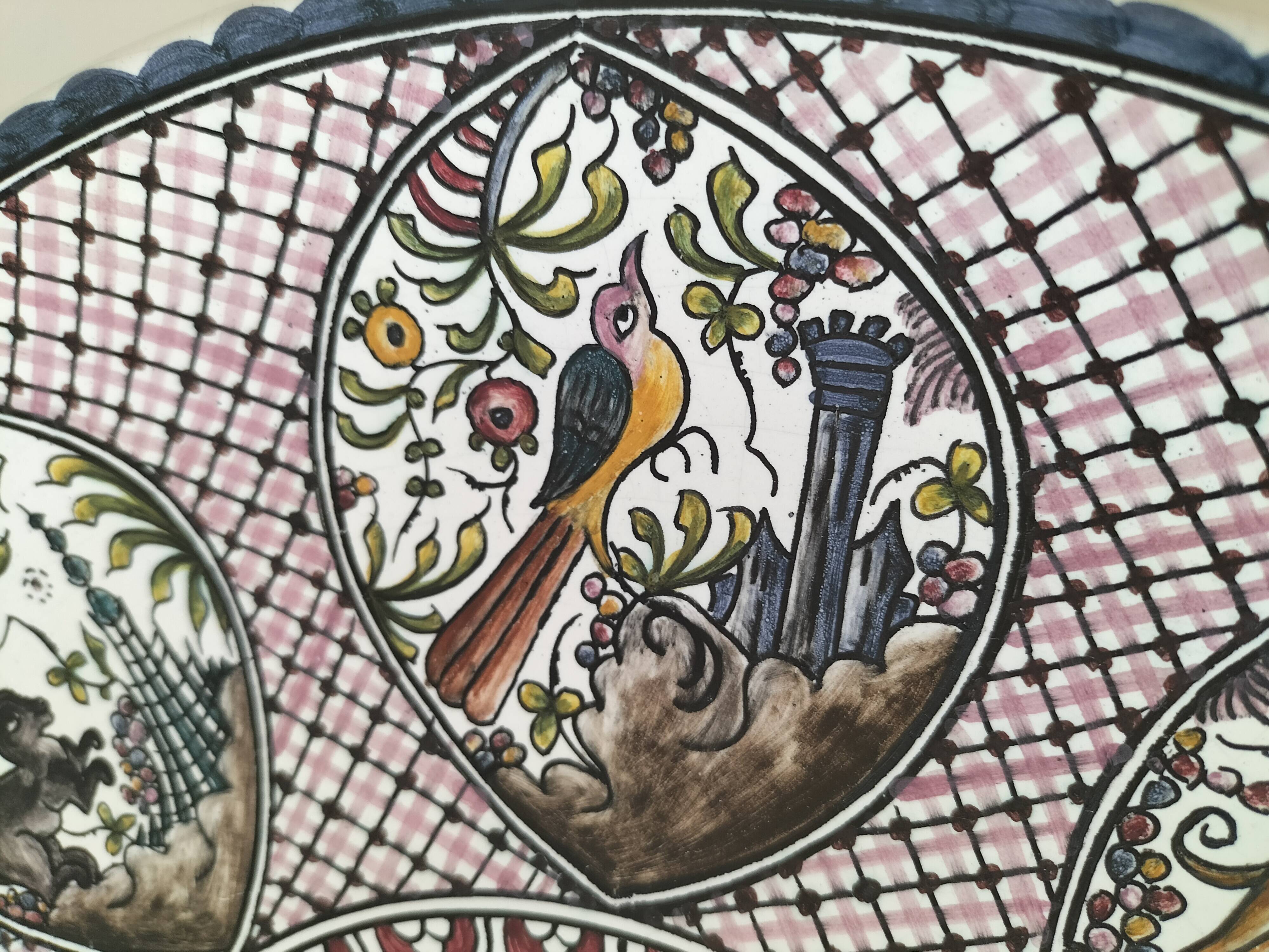 Portuguese plate signed Estrela de Conimbriga, 17th century Colours decor